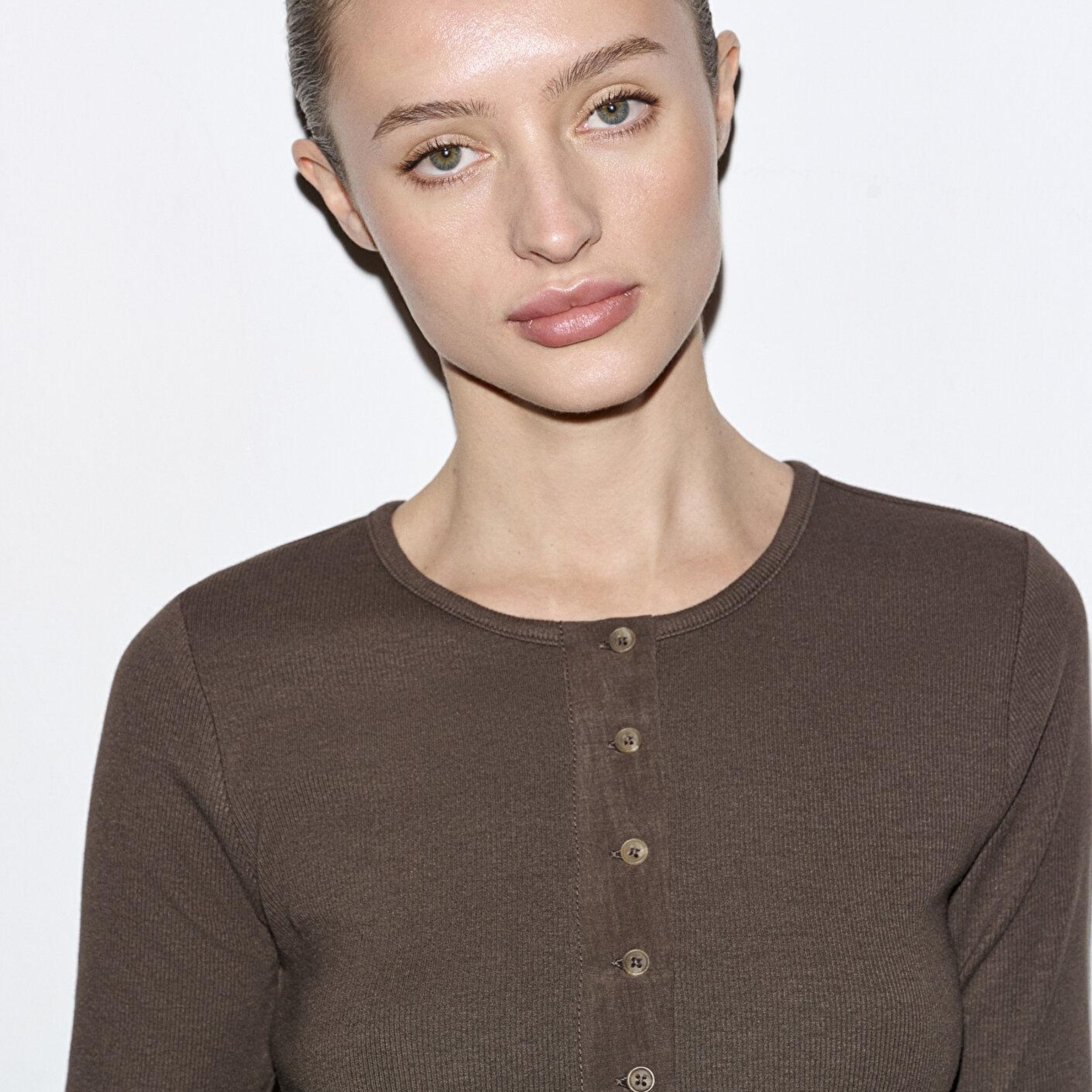 Mavi Düğme Detaylı Kahverengi Tişört Fitted / Vücuda Oturan Kesim 1613852-71603