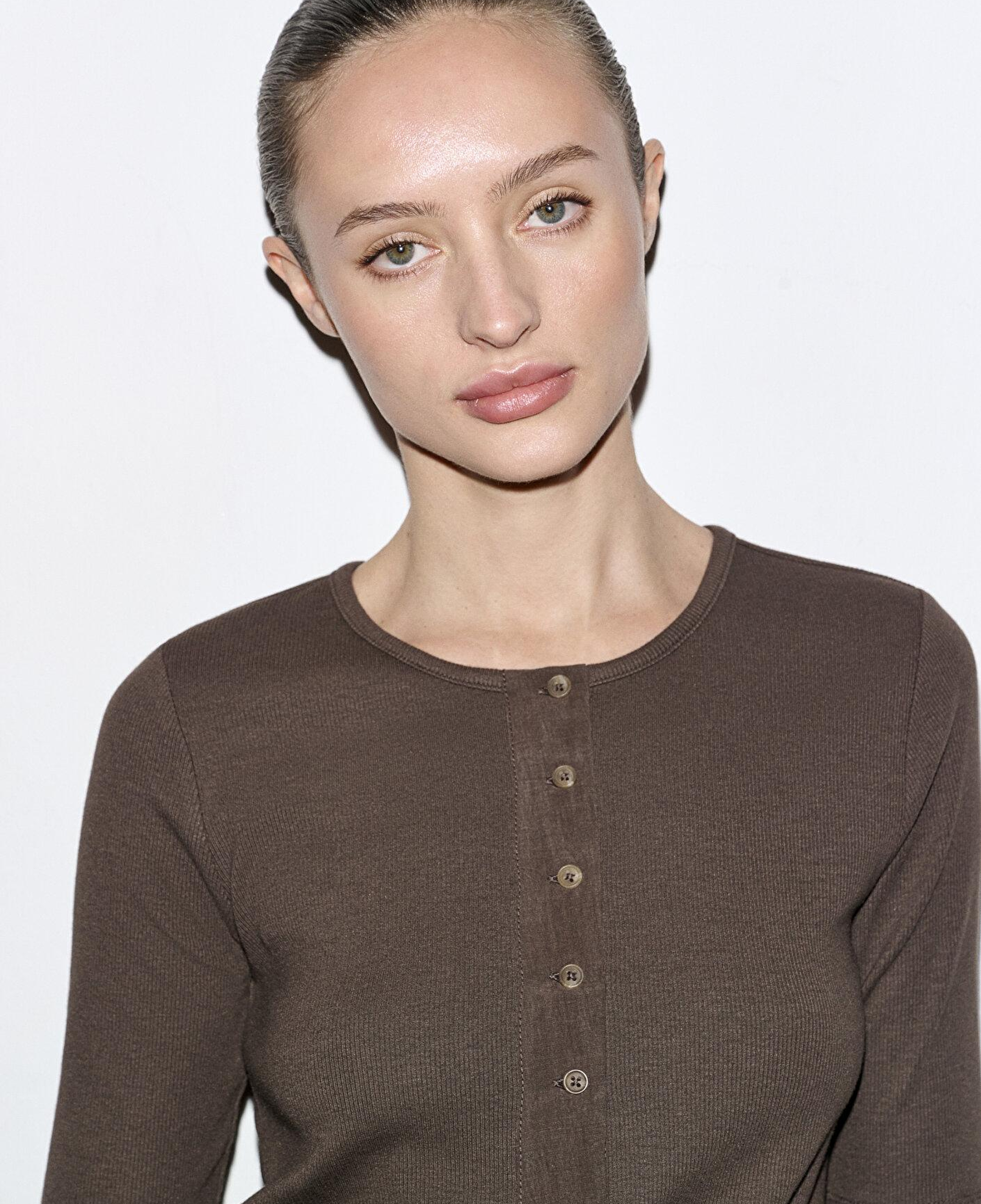 Mavi Düğme Detaylı Kahverengi Tişört Fitted / Vücuda Oturan Kesim 1613852-71603