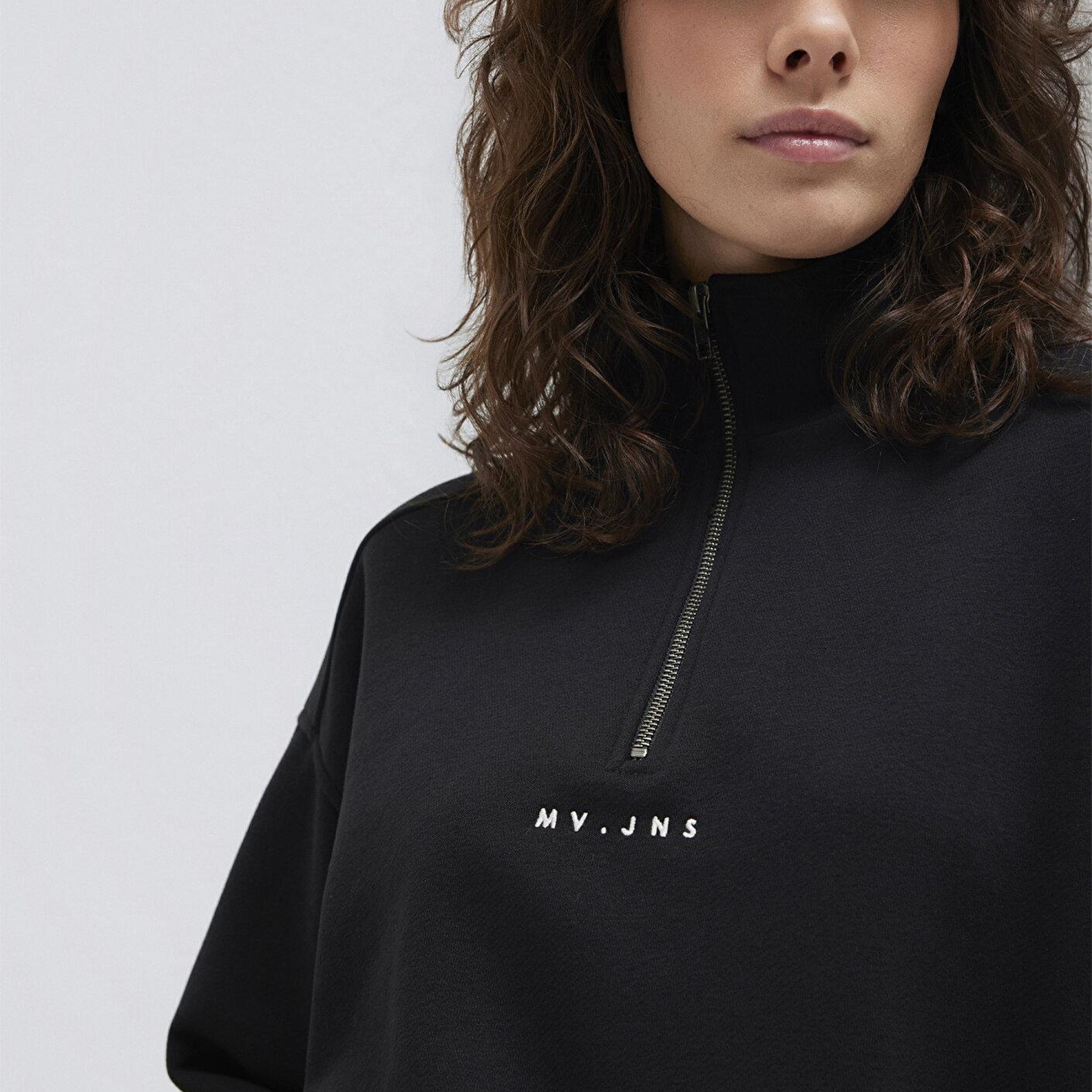 Mavi MVJNS Nakışlı Yarı Fermuarlı Siyah Sweatshirt 1S10533-900