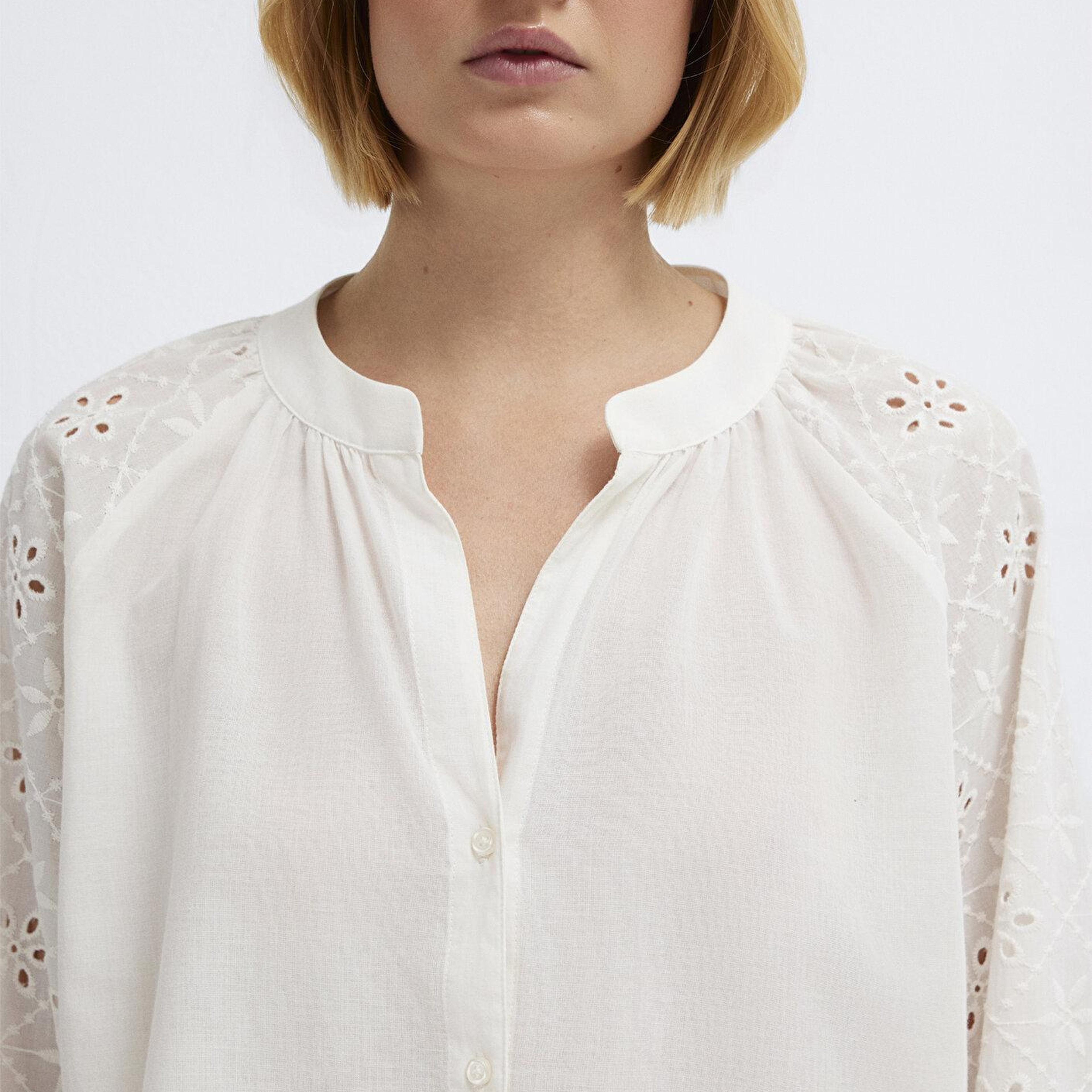 Mavi Dantel Detaylı Beyaz Gömlek Loose Fit / Bol Rahat Kesim 1211346-620