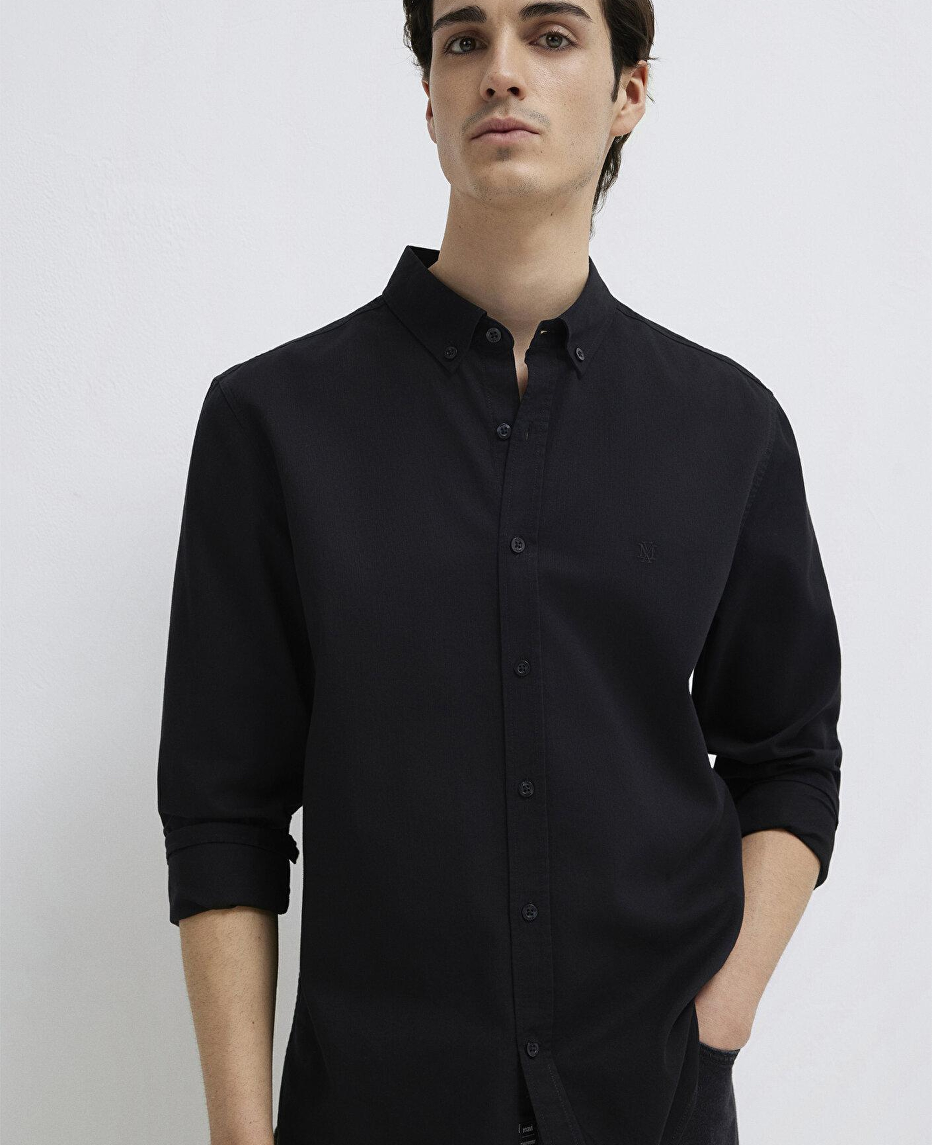 Mavi M Logo Nakışlı Siyah Gömlek Slim Fit / Dar Kesim 0211192-900