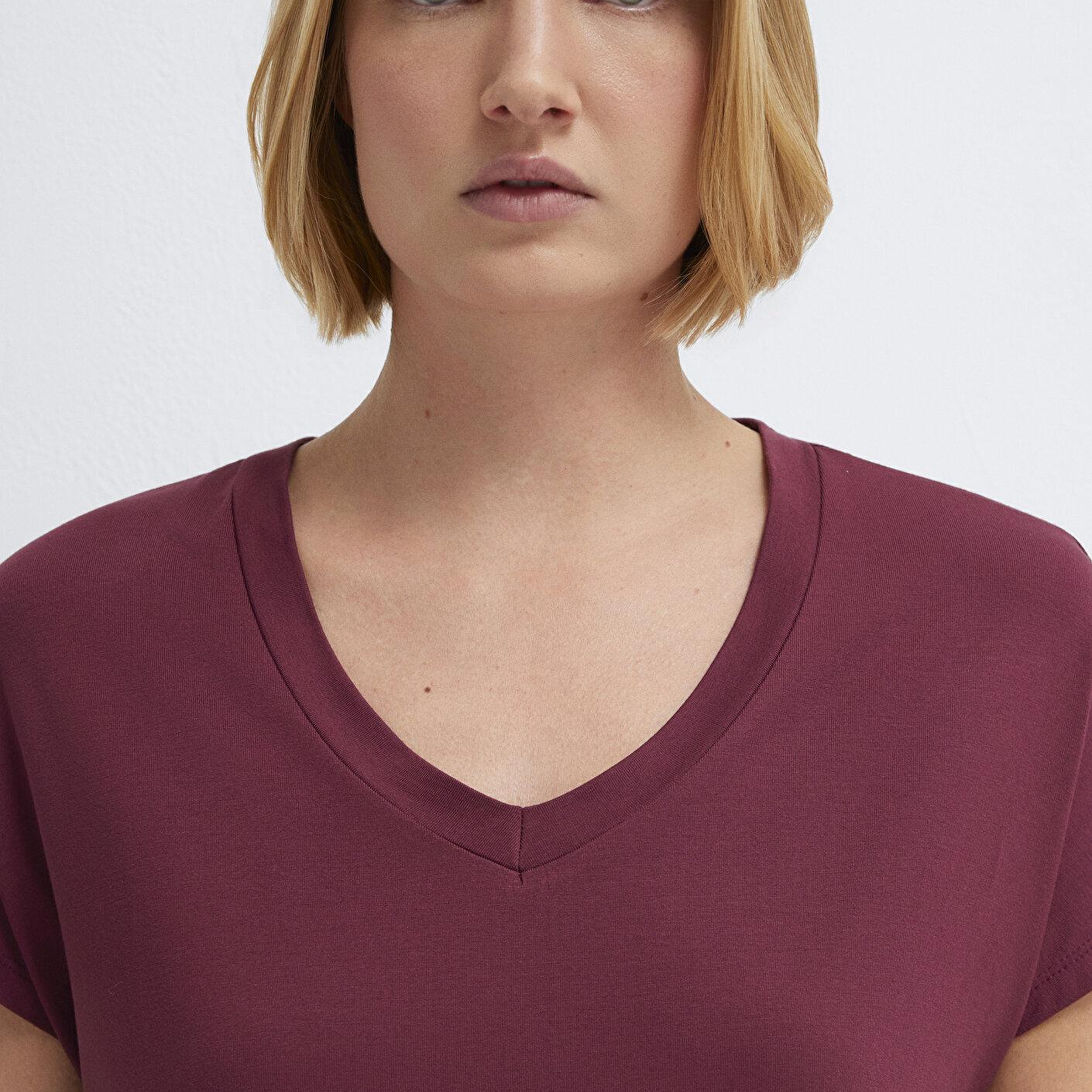 Mavi V Yaka Bordo Basic Viskoz Tişört Regular Fit / Normal Kesim 167714-70393