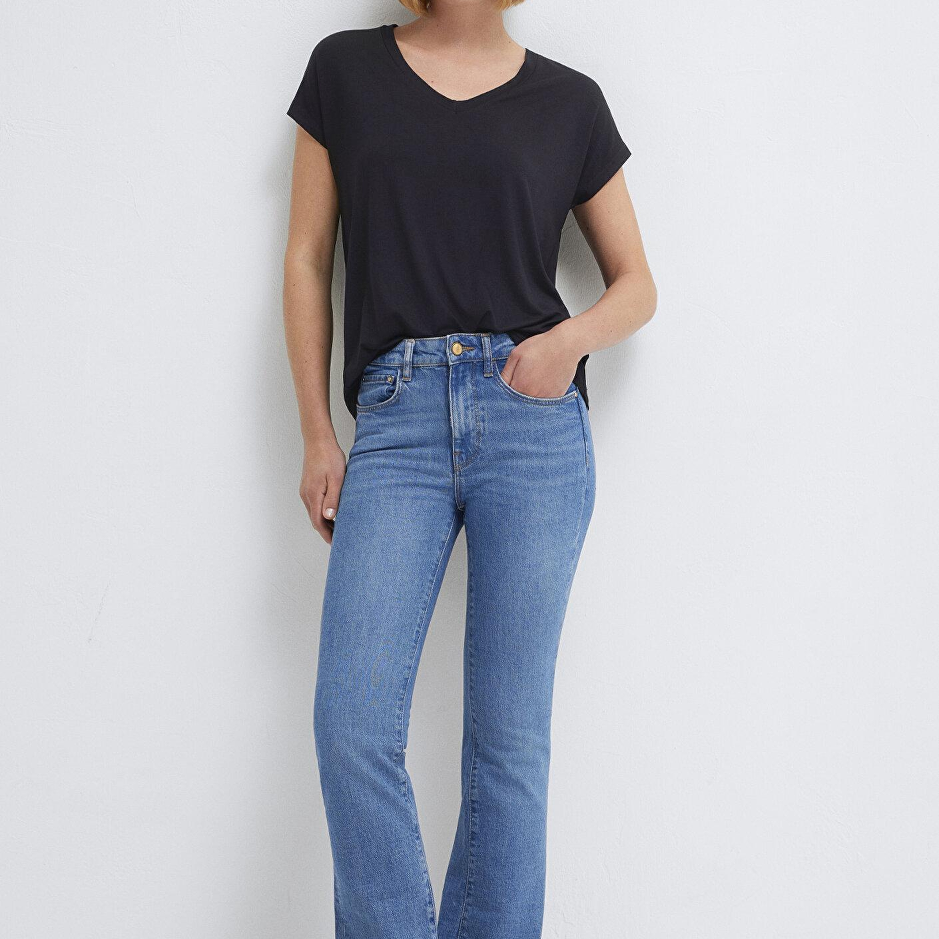 Mavi V Yaka Siyah Basic Viskoz Tişört Regular Fit / Normal Kesim 167714-900