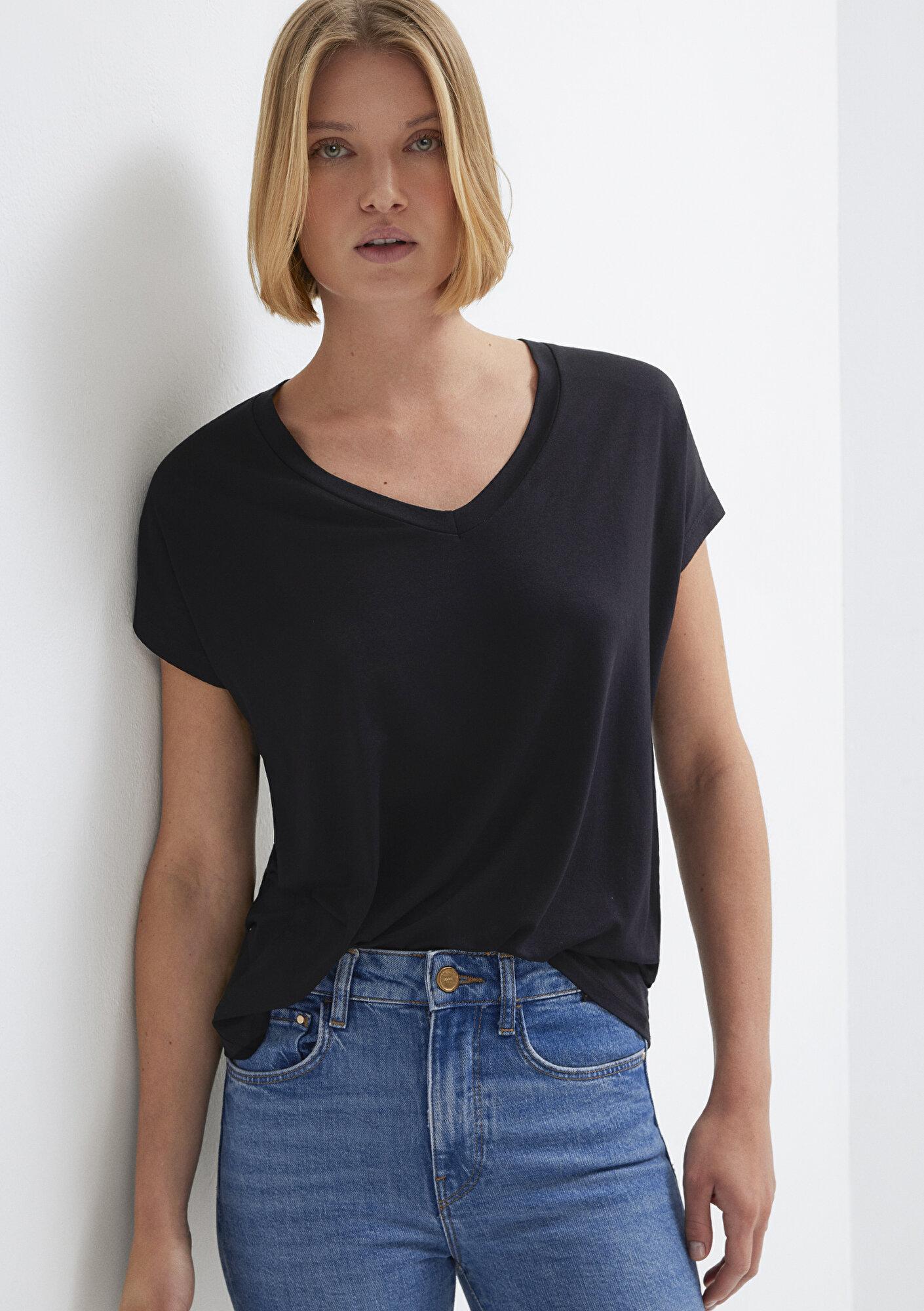 Mavi V Yaka Siyah Basic Viskoz Tişört Regular Fit / Normal Kesim 167714-900