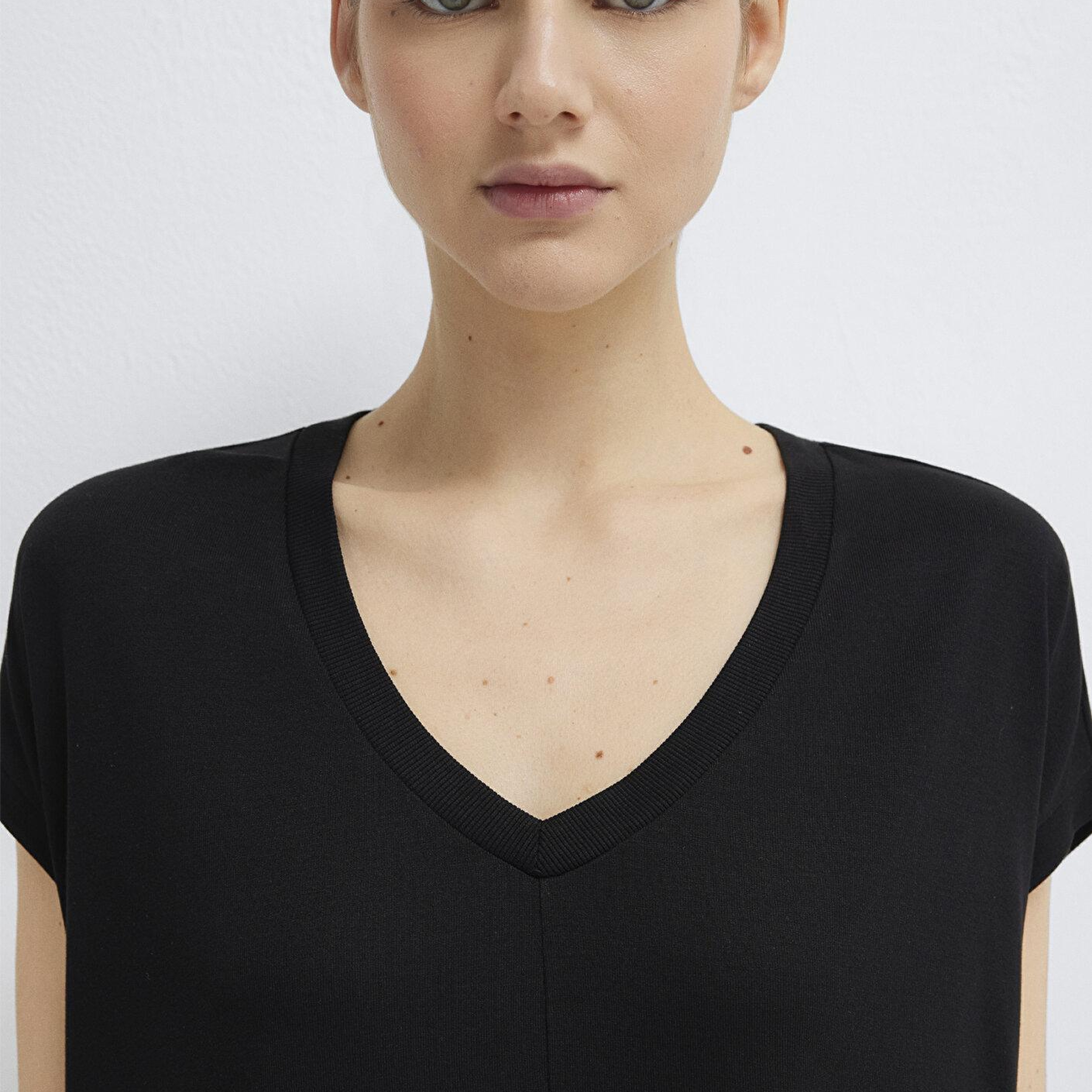 Mavi V Yaka Siyah Basic Viskoz Tişört Loose Fit / Bol Rahat Kesim 166449-900