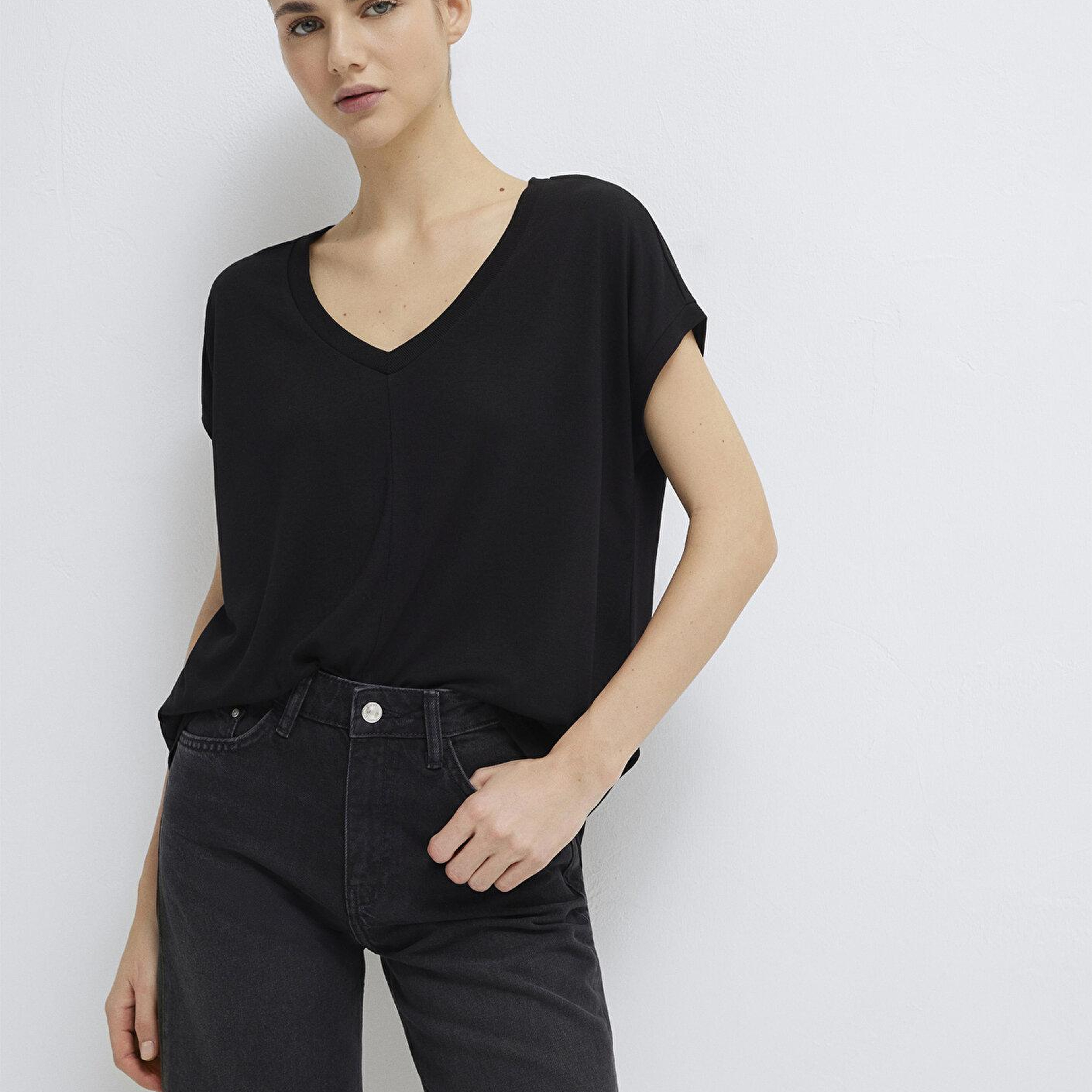 Mavi V Yaka Siyah Basic Viskoz Tişört Loose Fit / Bol Rahat Kesim 166449-900