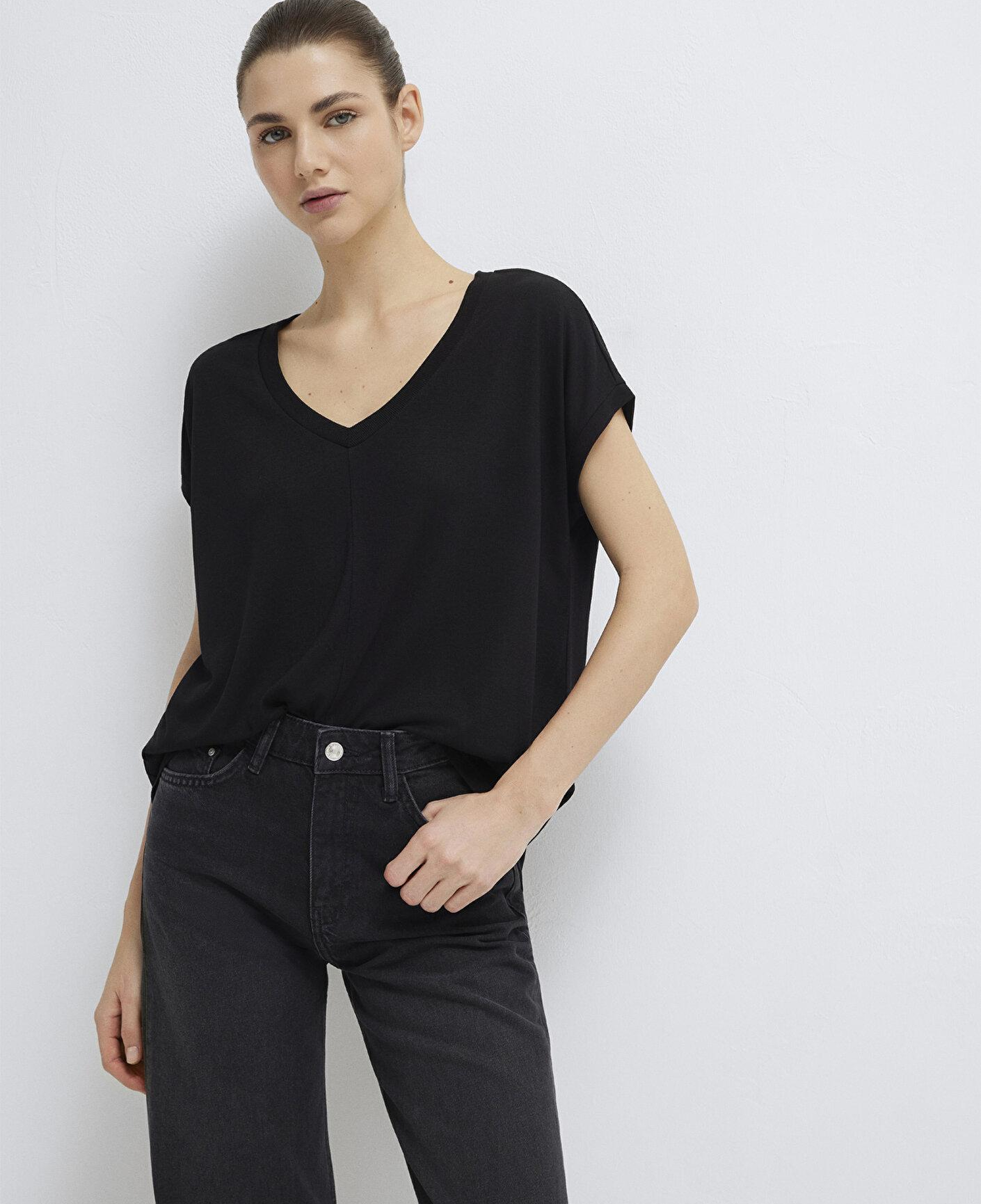 Mavi V Yaka Siyah Basic Viskoz Tişört Loose Fit / Bol Rahat Kesim 166449-900