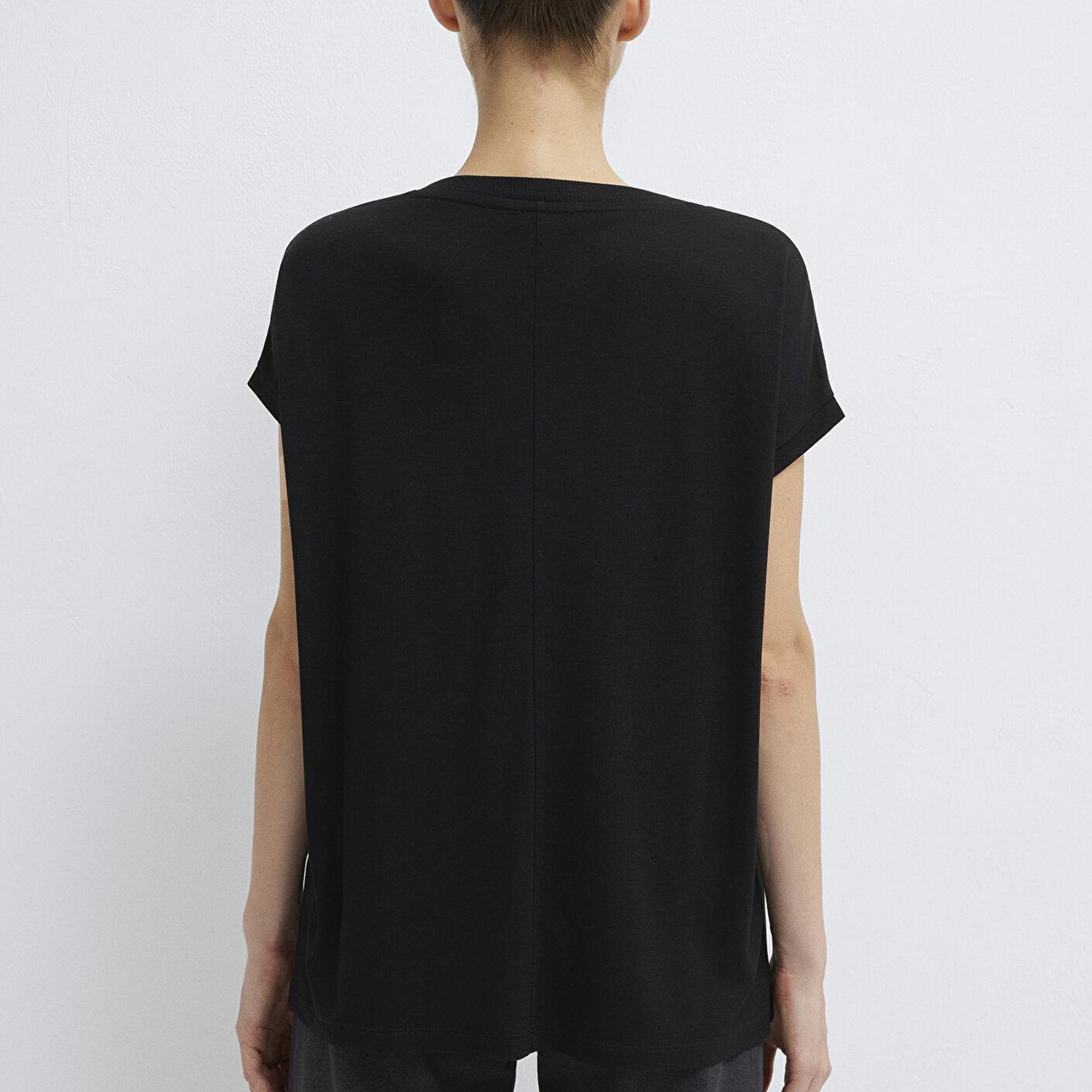 Mavi V Yaka Siyah Basic Viskoz Tişört Loose Fit / Bol Rahat Kesim 166449-900