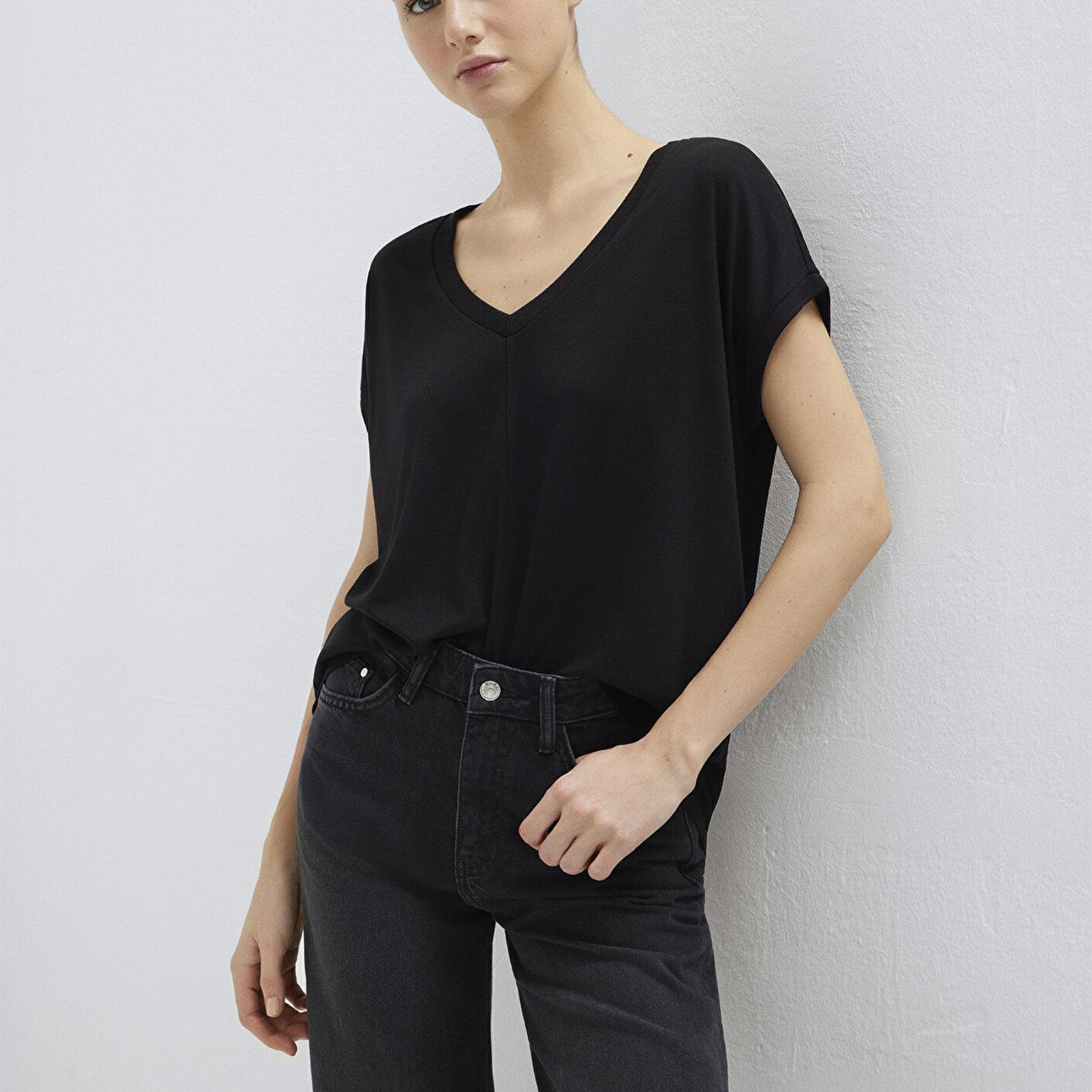 Mavi V Yaka Siyah Basic Viskoz Tişört Loose Fit / Bol Rahat Kesim 166449-900