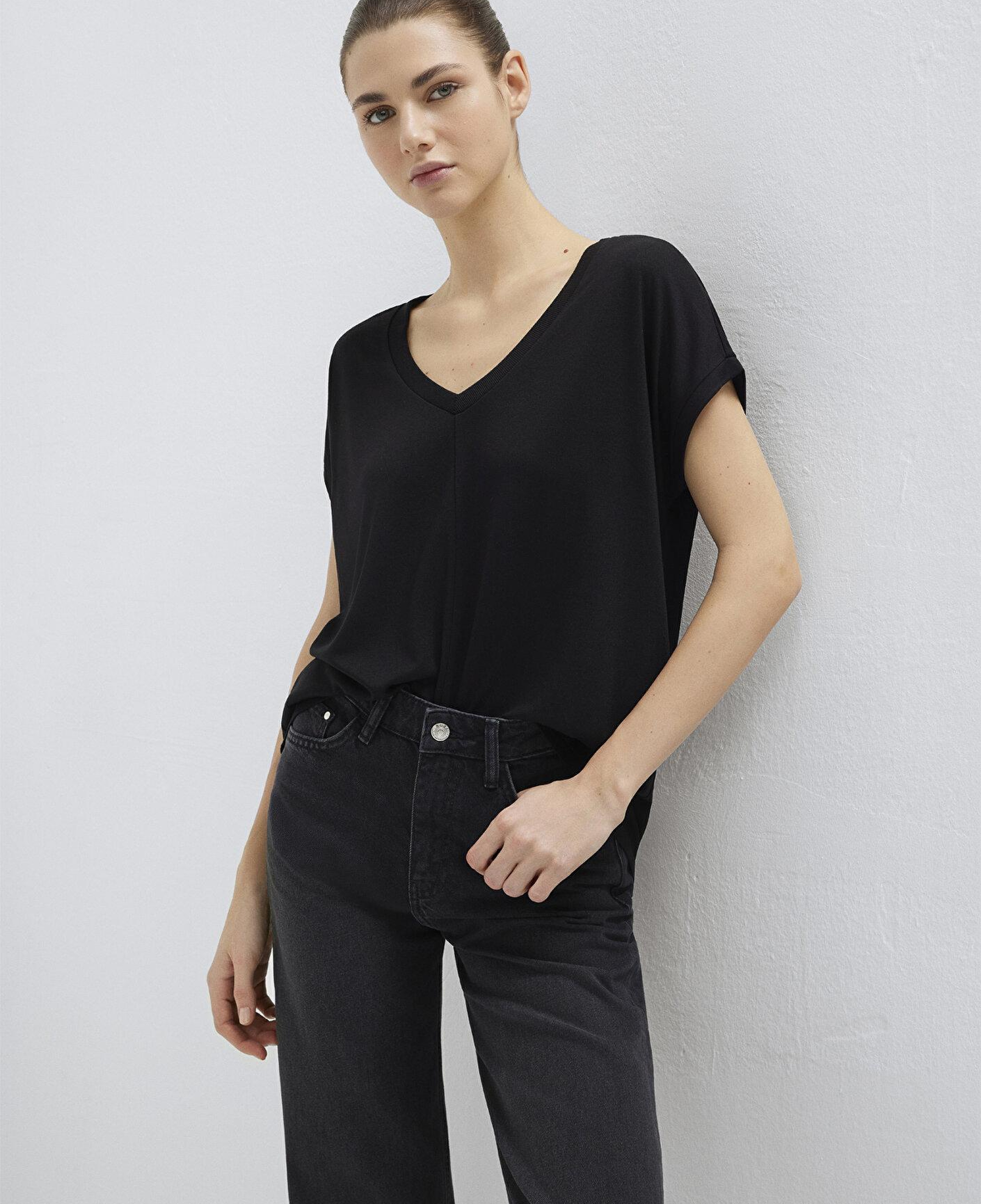 Mavi V Yaka Siyah Basic Viskoz Tişört Loose Fit / Bol Rahat Kesim 166449-900