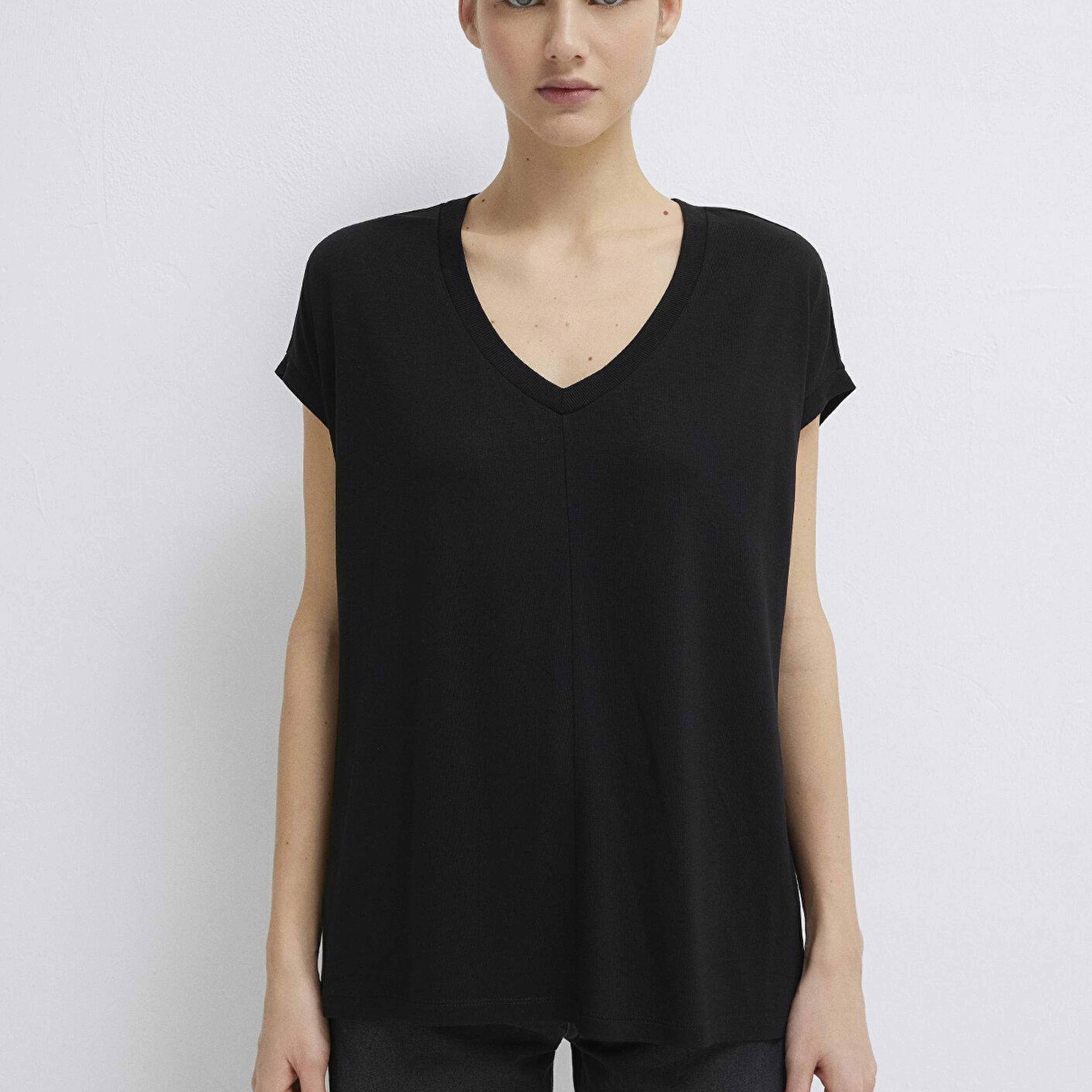 Mavi V Yaka Siyah Basic Viskoz Tişört Loose Fit / Bol Rahat Kesim 166449-900