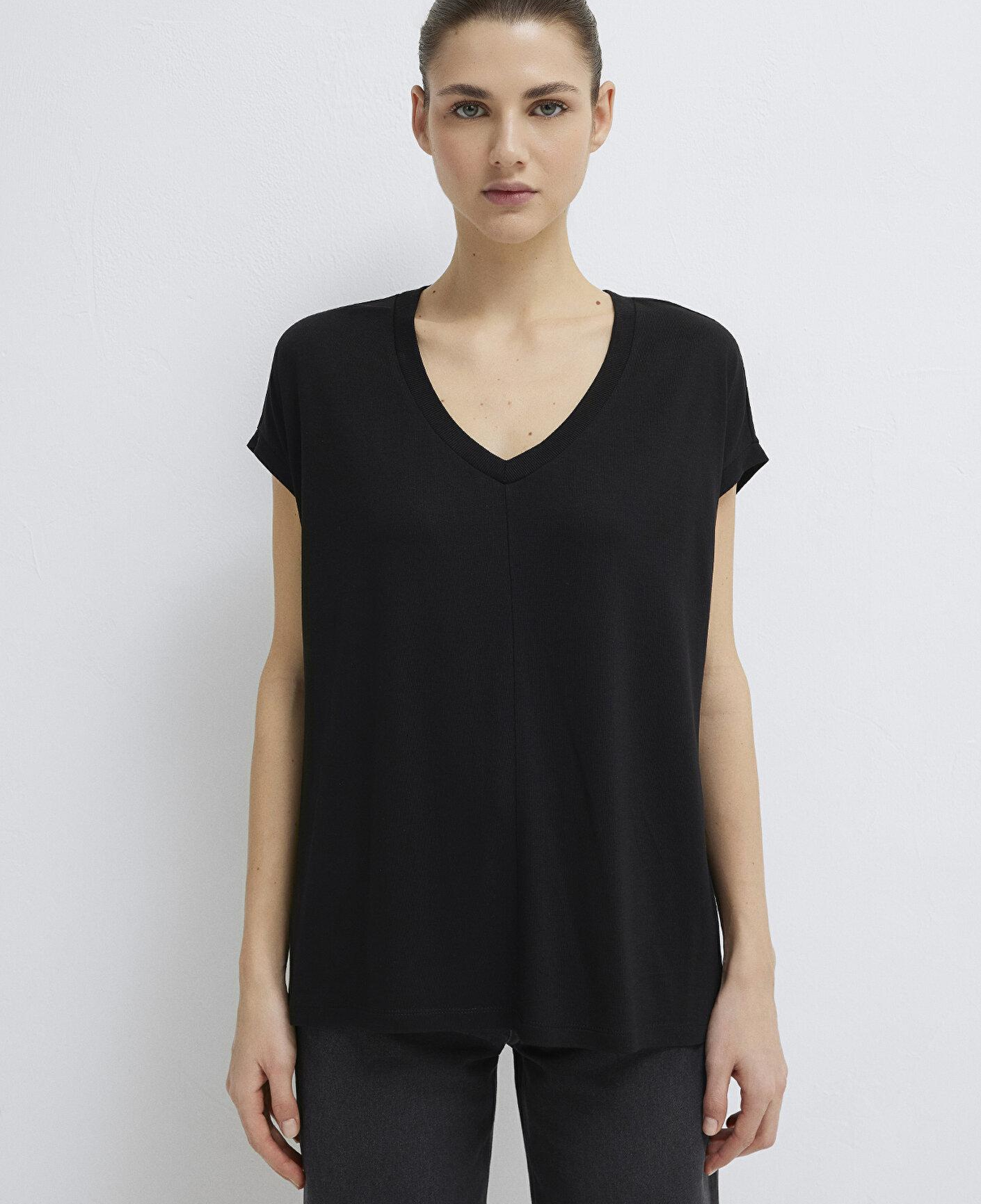 Mavi V Yaka Siyah Basic Viskoz Tişört Loose Fit / Bol Rahat Kesim 166449-900