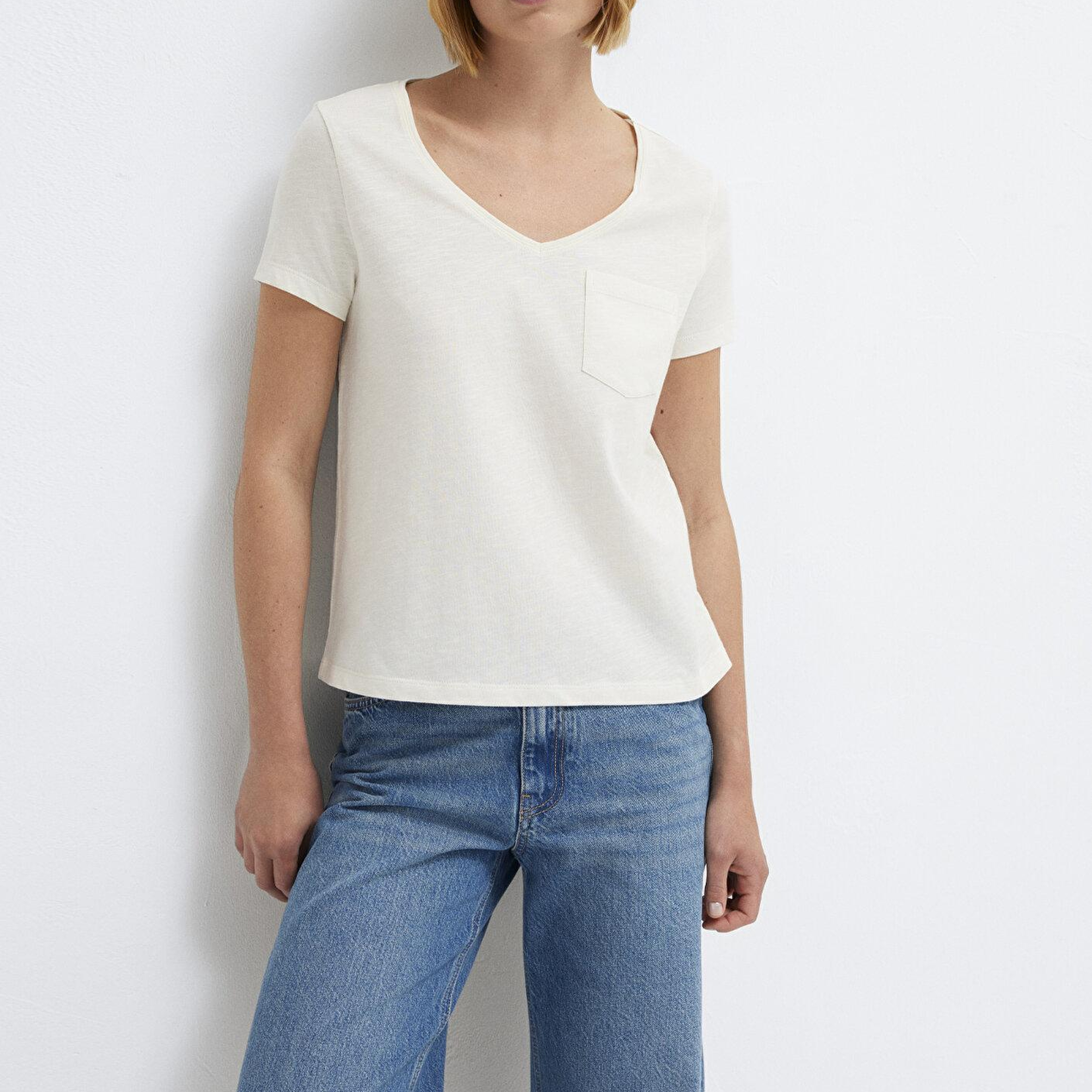 Mavi V Yaka Ekru Basic Tişört Slim Fit / Dar Kesim 1614178-80194