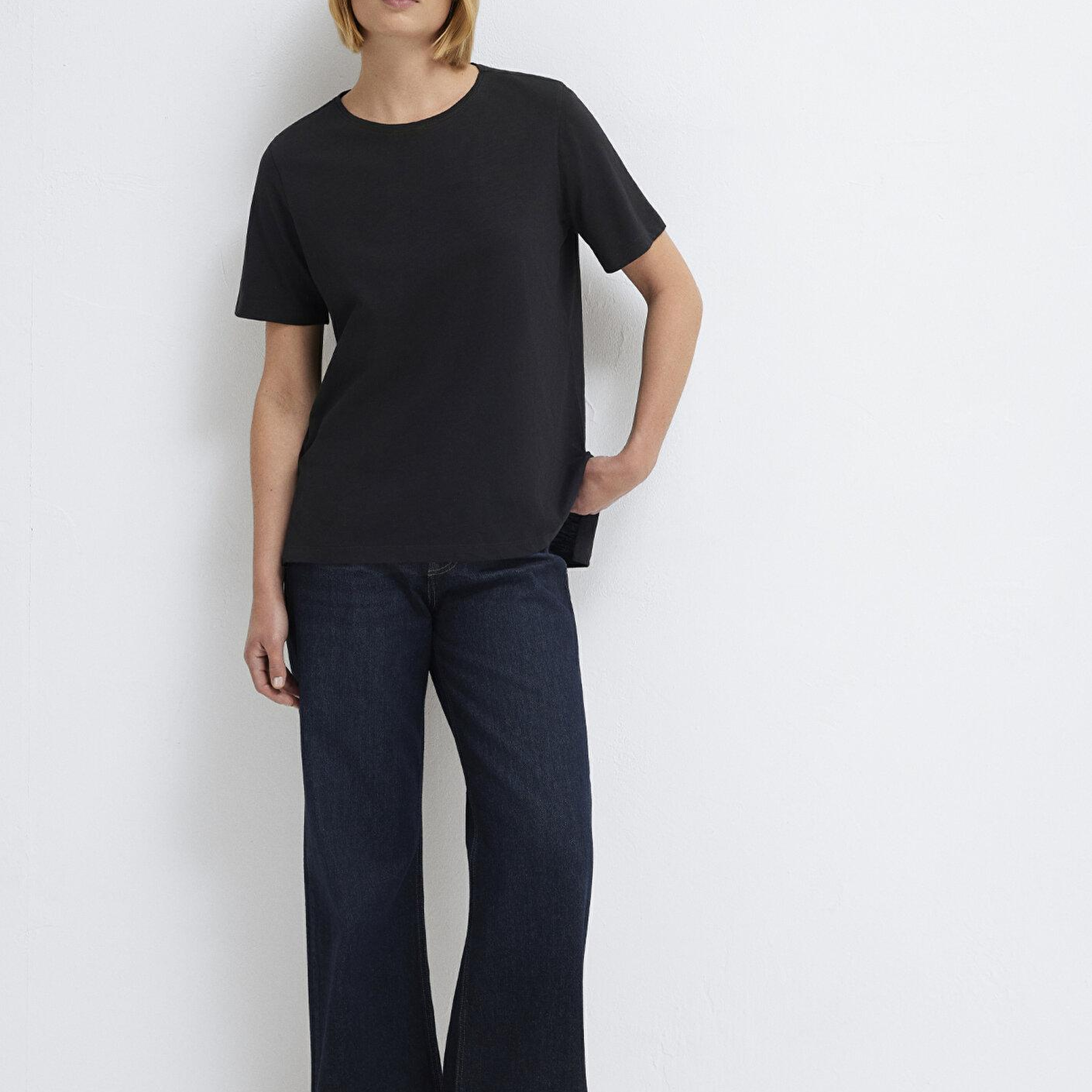 Mavi Yırtmaç Detaylı Siyah Tişört Loose Fit / Bol Rahat Kesim 1614174-900