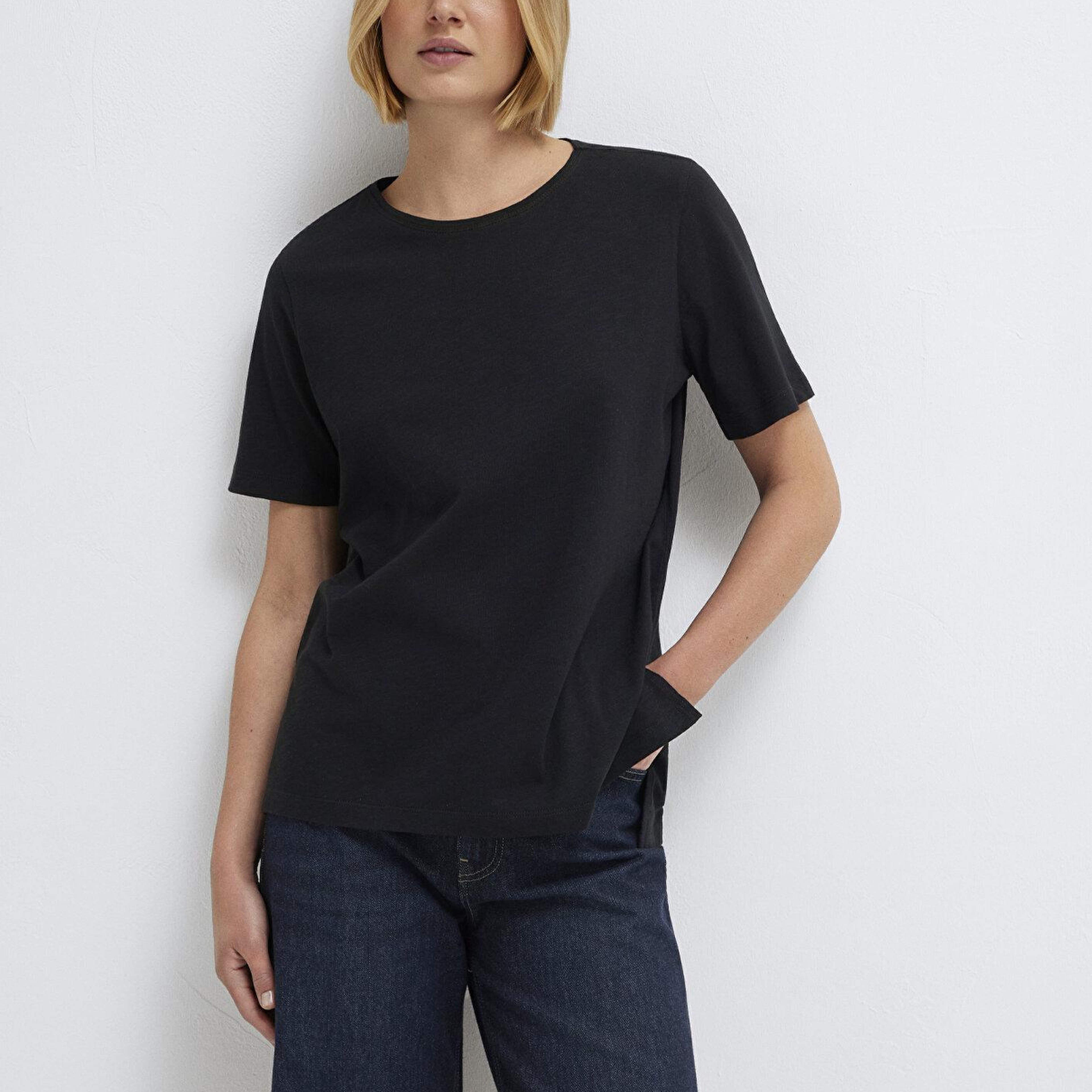 Mavi Yırtmaç Detaylı Siyah Tişört Loose Fit / Bol Rahat Kesim 1614174-900