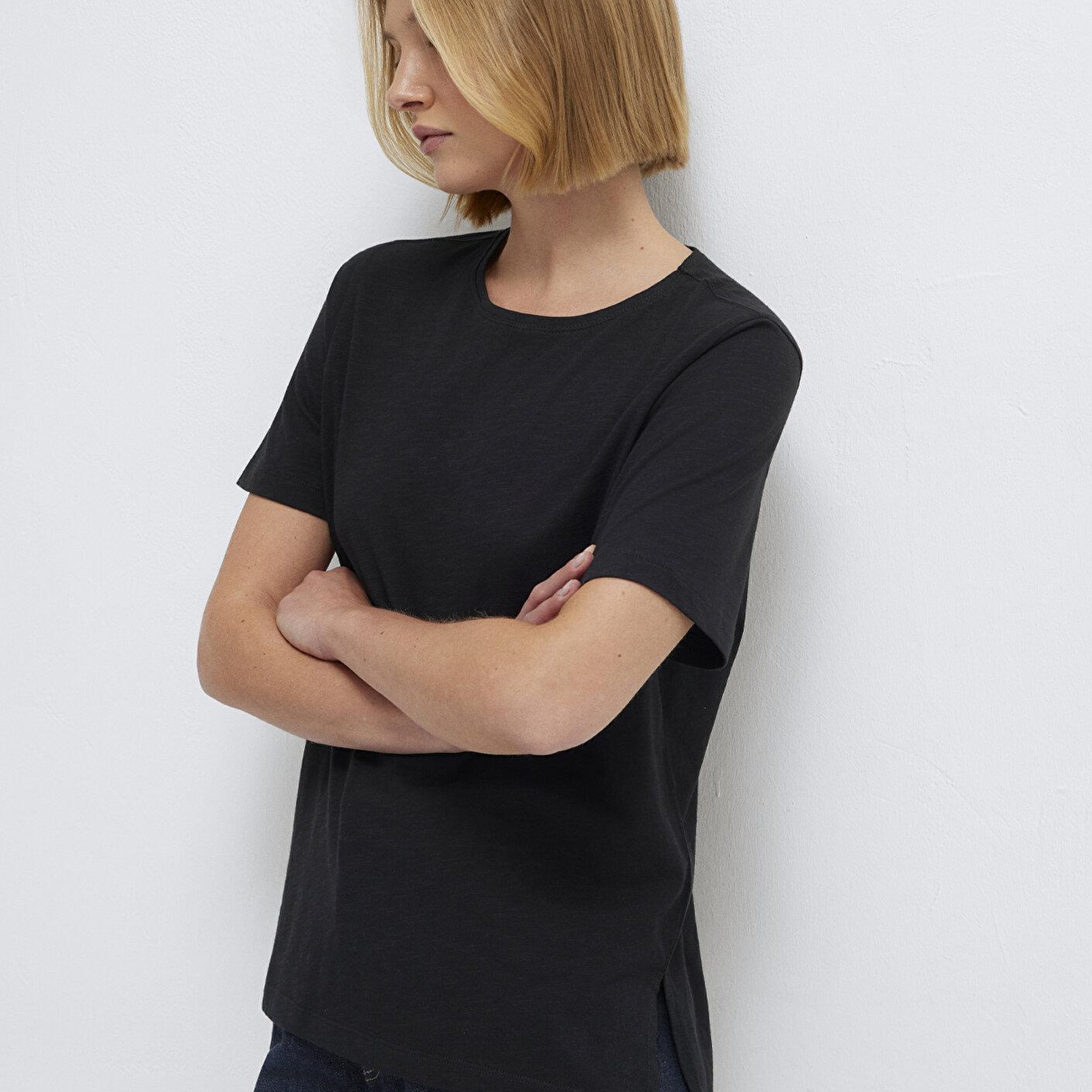Mavi Yırtmaç Detaylı Siyah Tişört Loose Fit / Bol Rahat Kesim 1614174-900