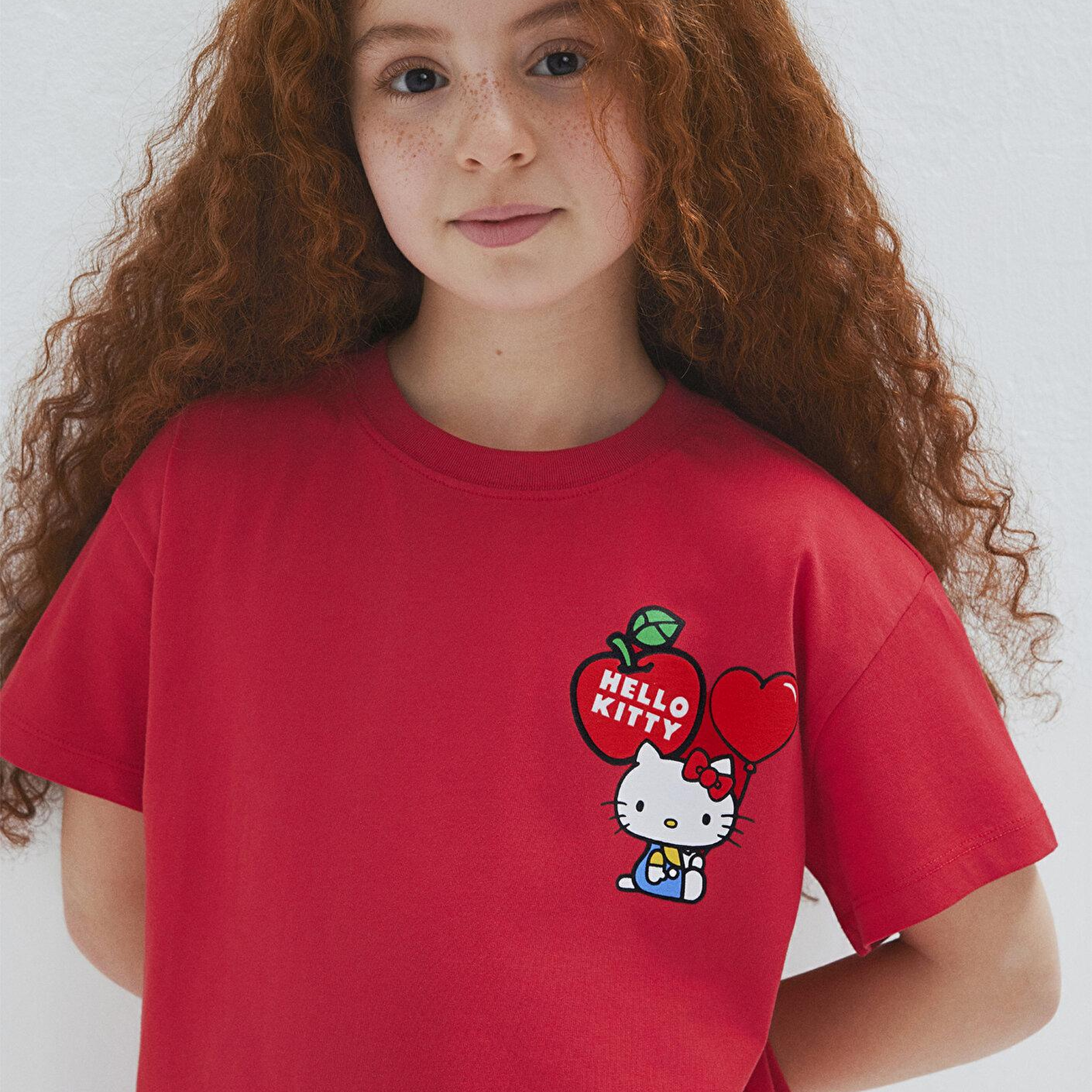 Mavi Hello Kitty Baskılı Kırmızı Tişört Loose Fit / Bol Rahat Kesim 7610429-70478
