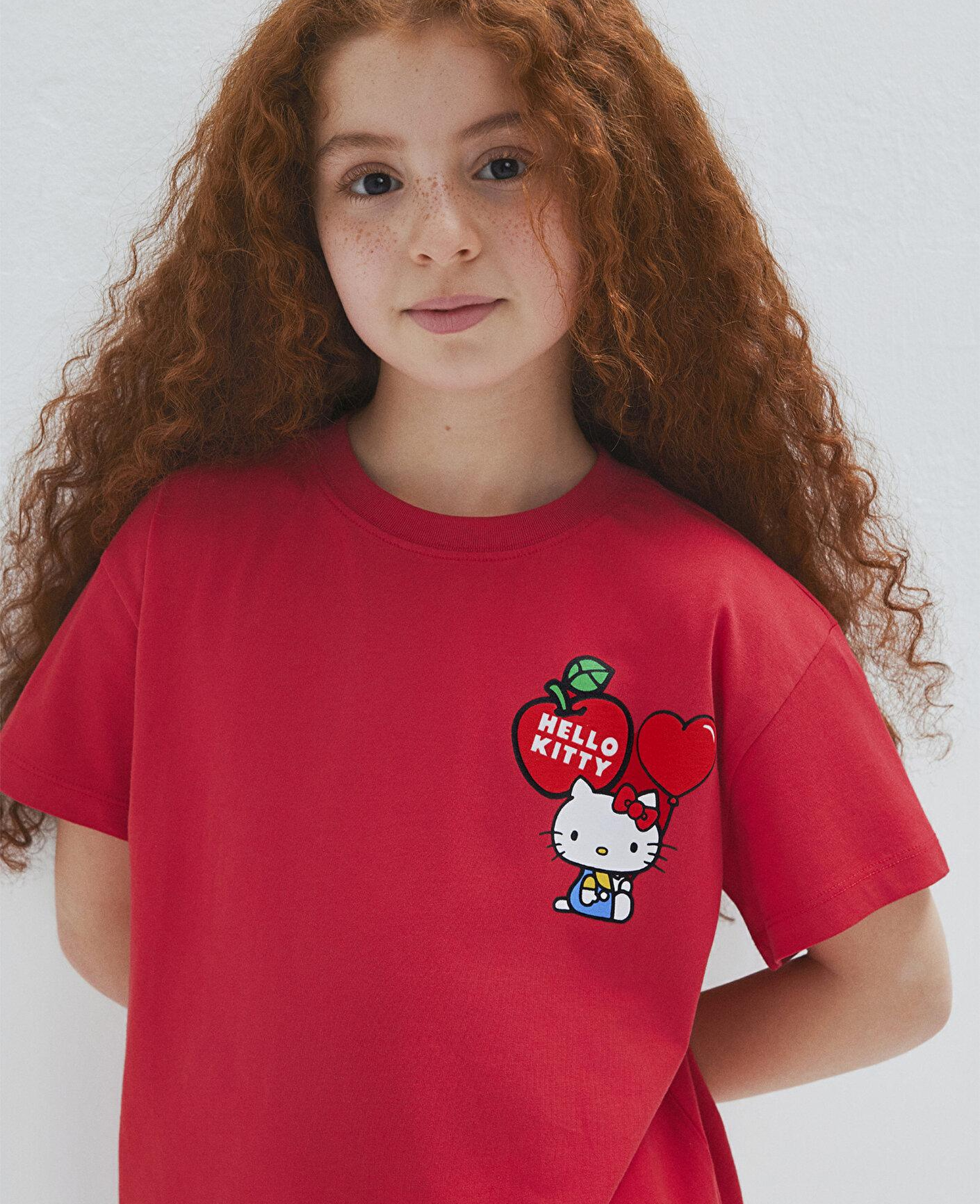 Mavi Hello Kitty Baskılı Kırmızı Tişört Loose Fit / Bol Rahat Kesim 7610429-70478