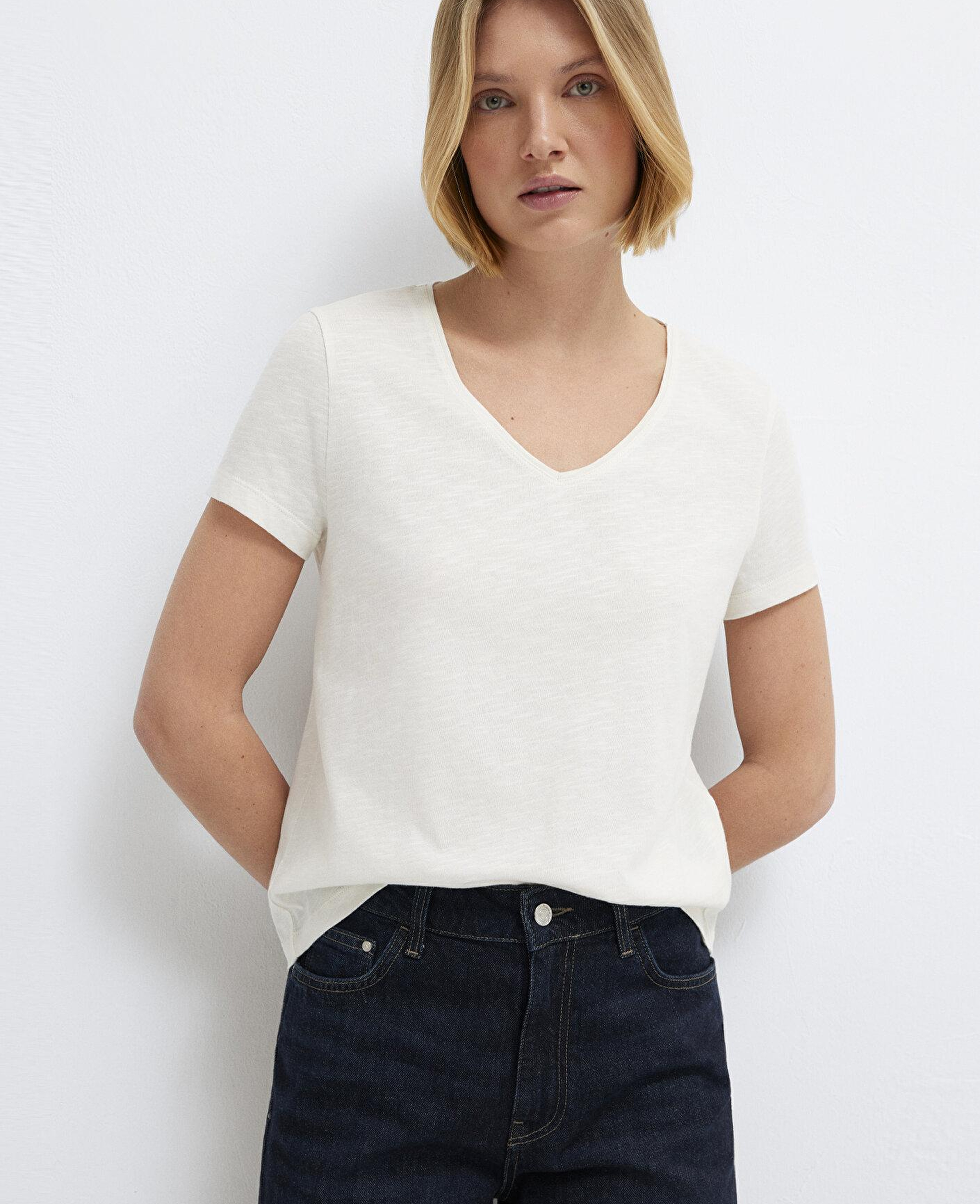 Mavi V Yaka Ekru Basic Tişört Slim Fit / Dar Kesim 1614176-80194