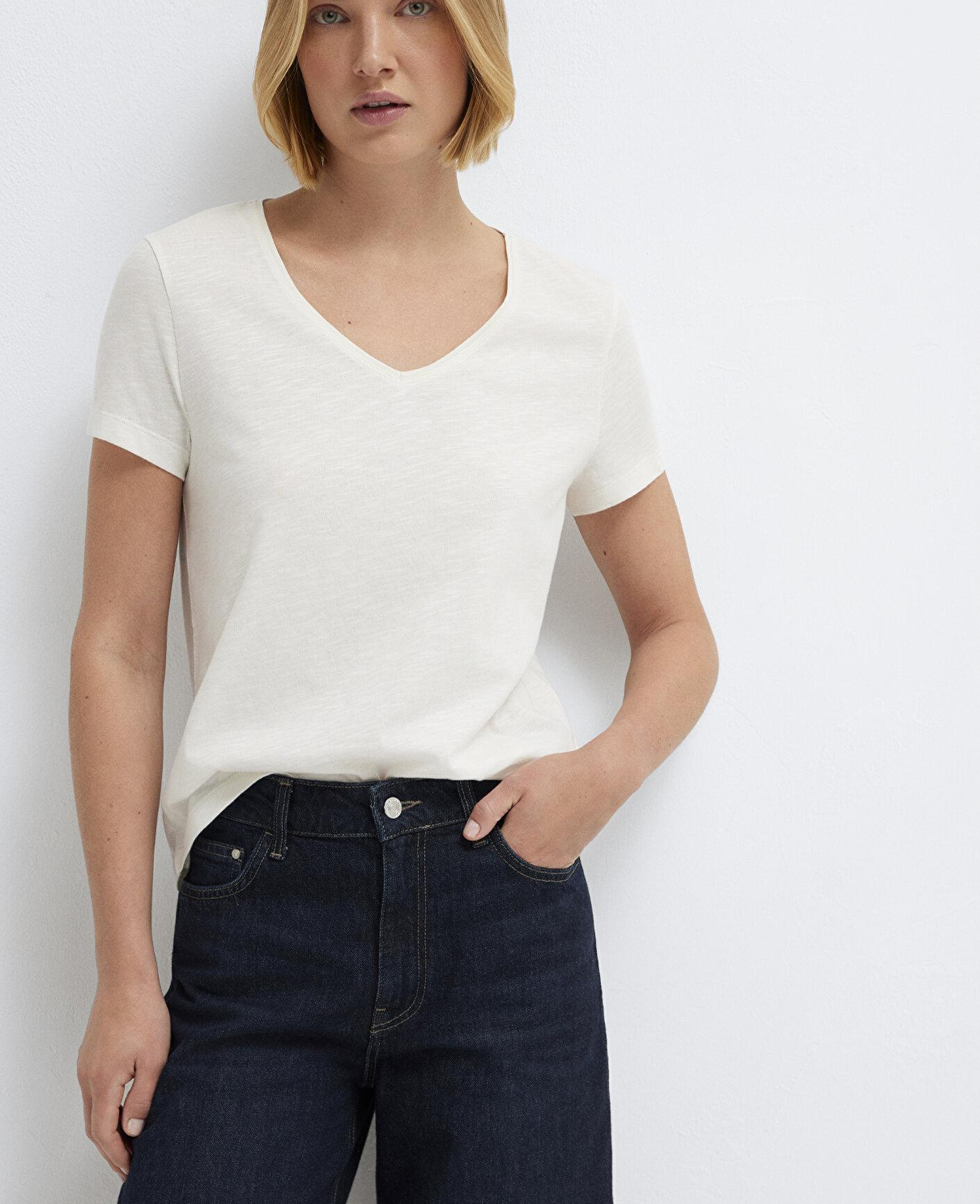 Mavi V Yaka Ekru Basic Tişört Slim Fit / Dar Kesim 1614176-80194