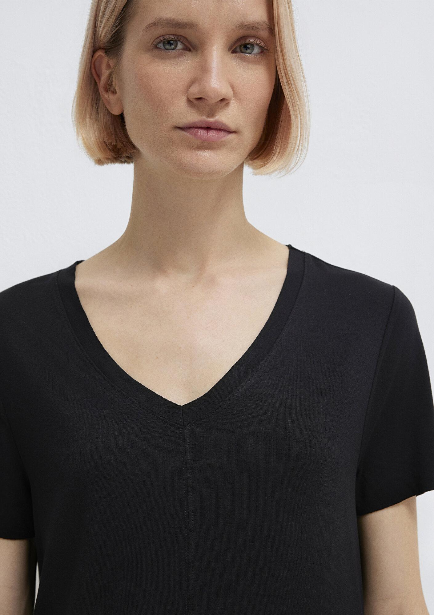Mavi V Yaka Siyah Basic Viskoz Tişört Loose Fit / Bol Rahat Kesim 166775-900