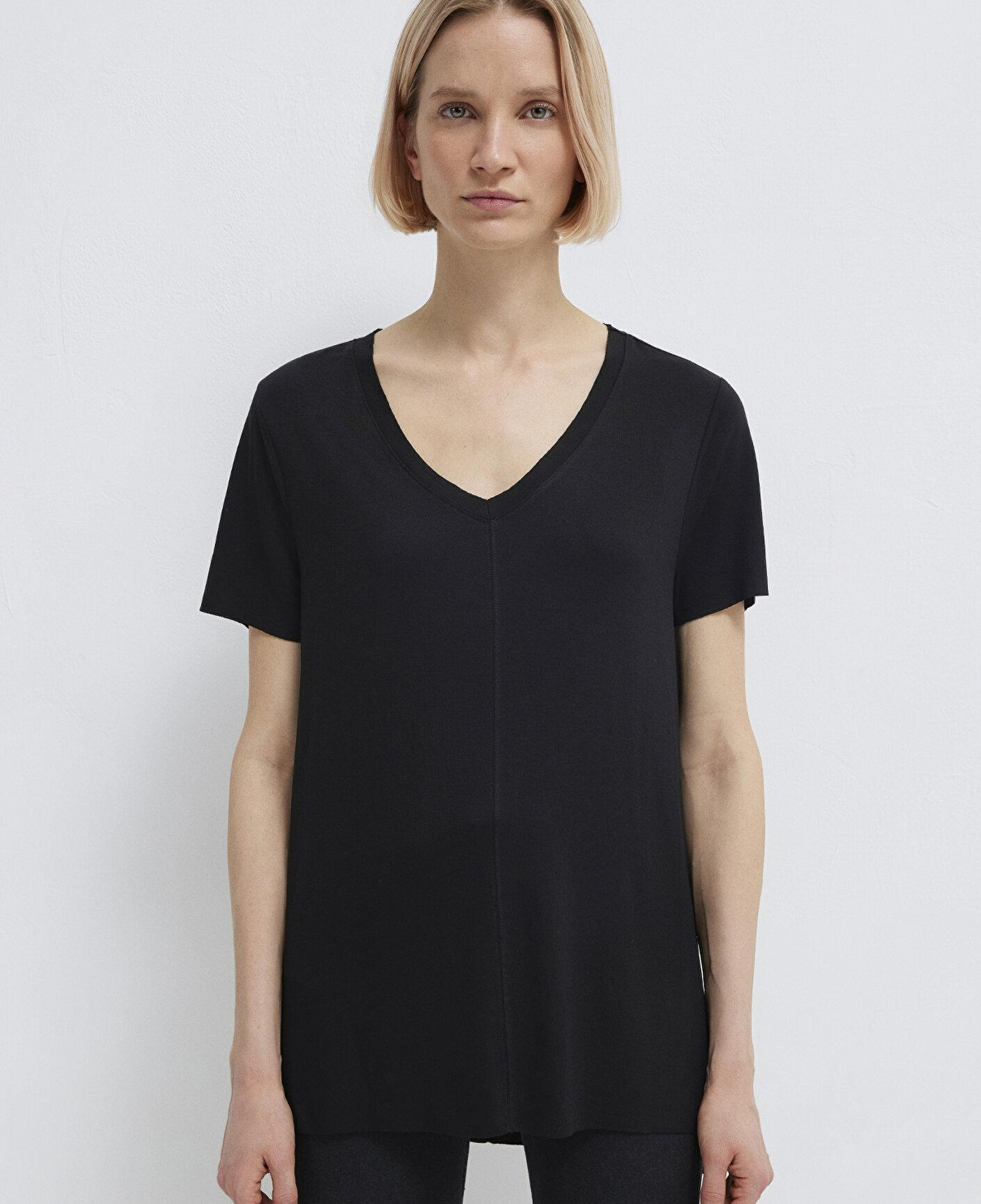 Mavi V Yaka Siyah Basic Viskoz Tişört Loose Fit / Bol Rahat Kesim 166775-900
