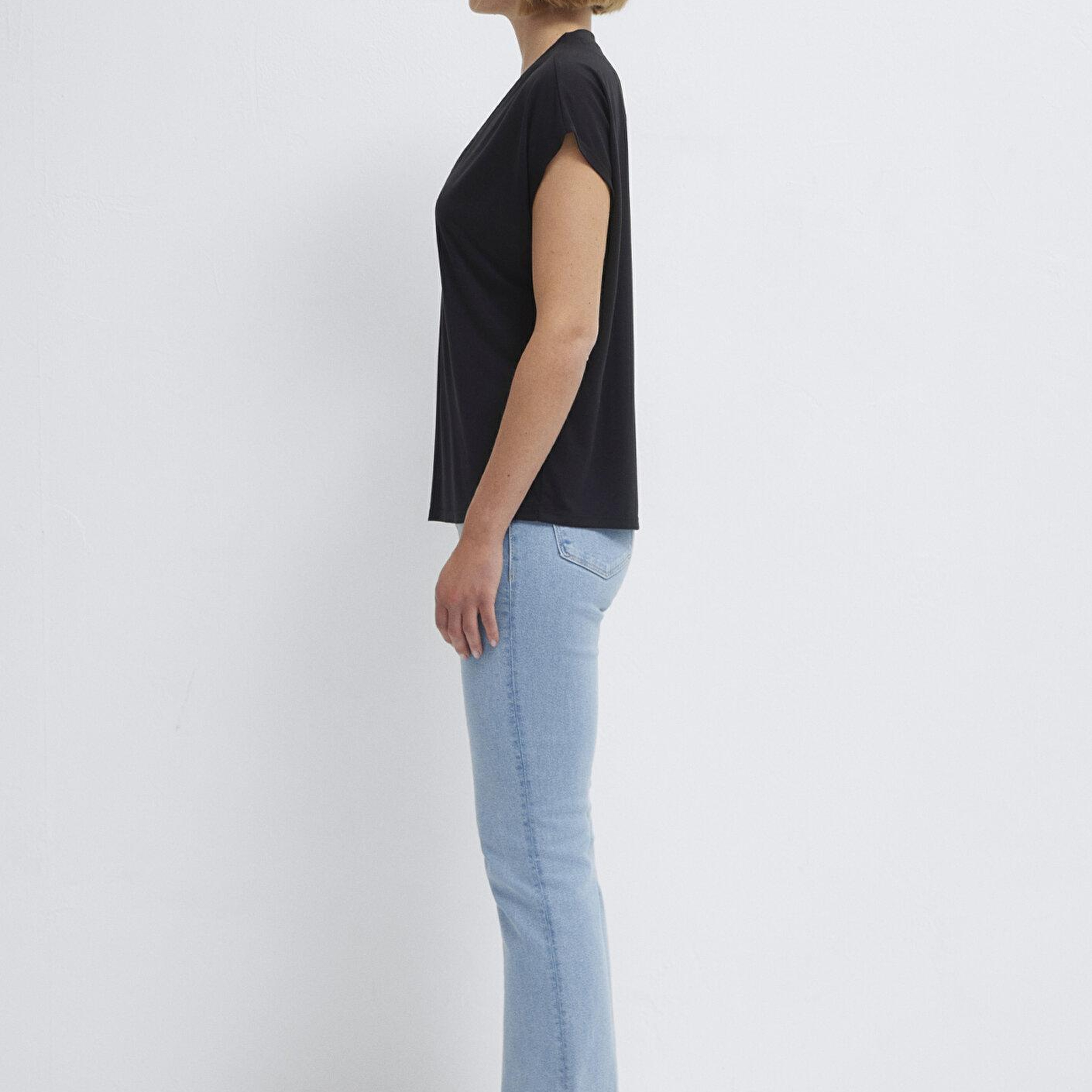 Mavi Soft-Premium Siyah (TENCEL™) Modal Karışımlı V Yaka Tişört Regular Fit / Normal Kesim 1612250-900