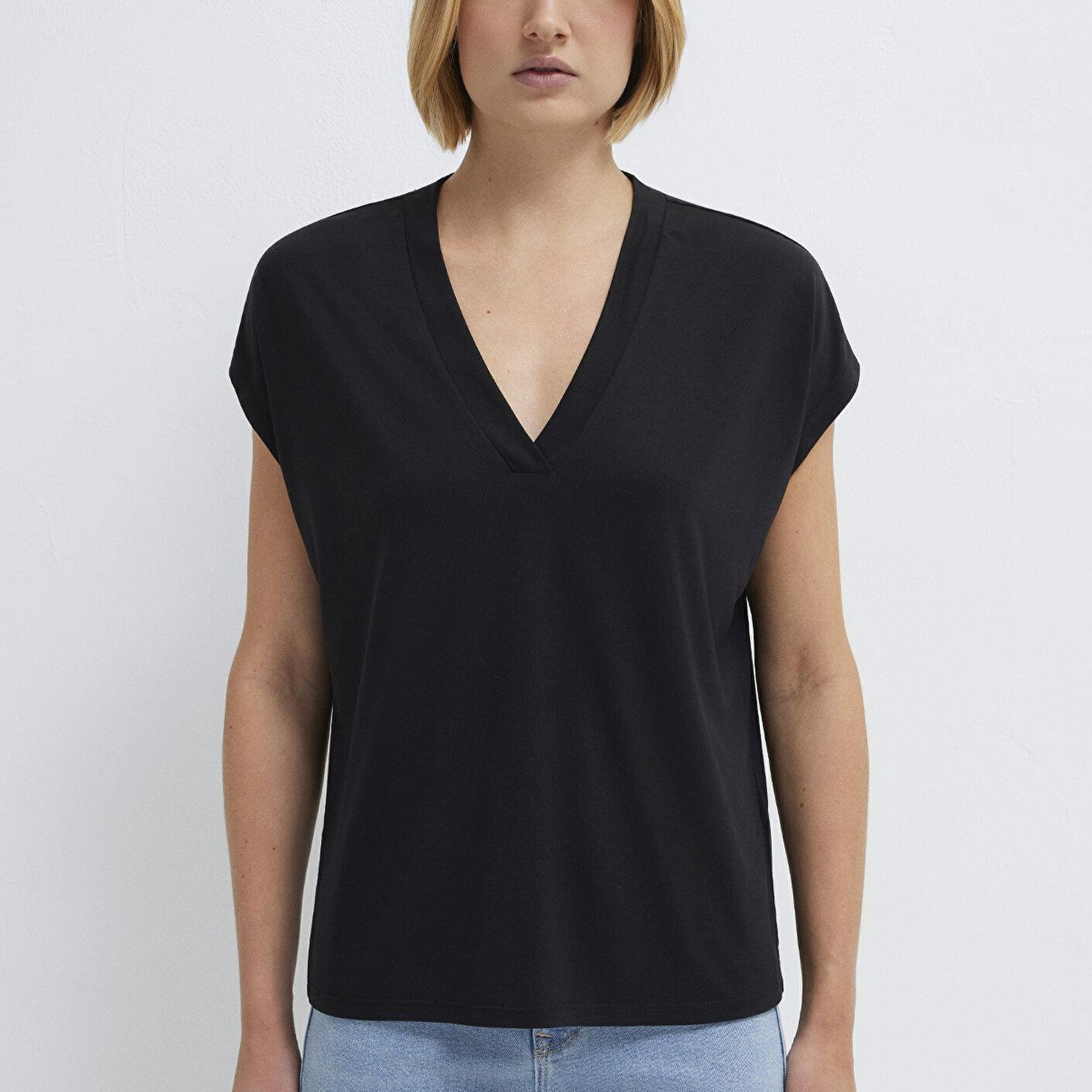 Mavi Soft-Premium Siyah (TENCEL™) Modal Karışımlı V Yaka Tişört Regular Fit / Normal Kesim 1612250-900