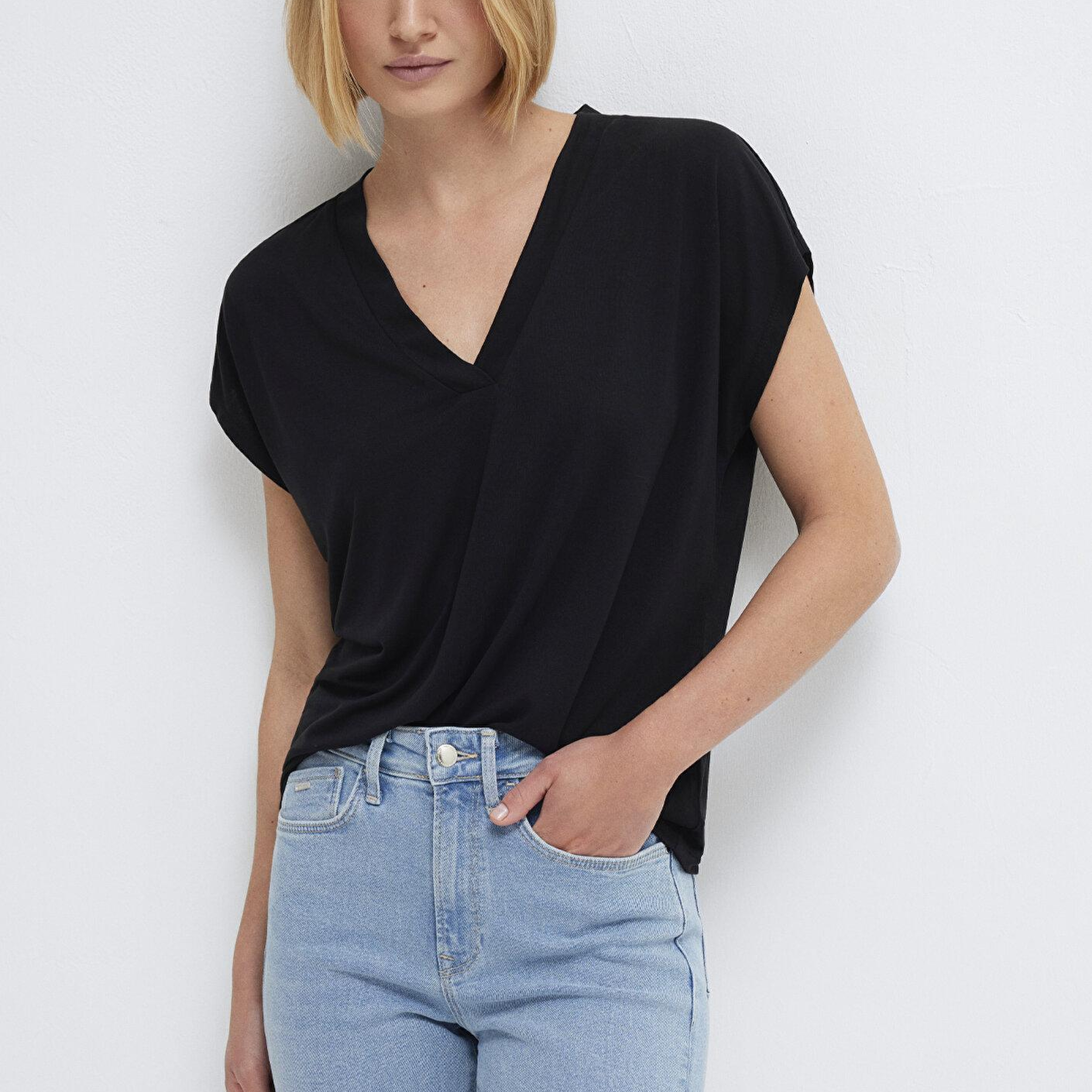 Mavi Soft-Premium Siyah (TENCEL™) Modal Karışımlı V Yaka Tişört Regular Fit / Normal Kesim 1612250-900