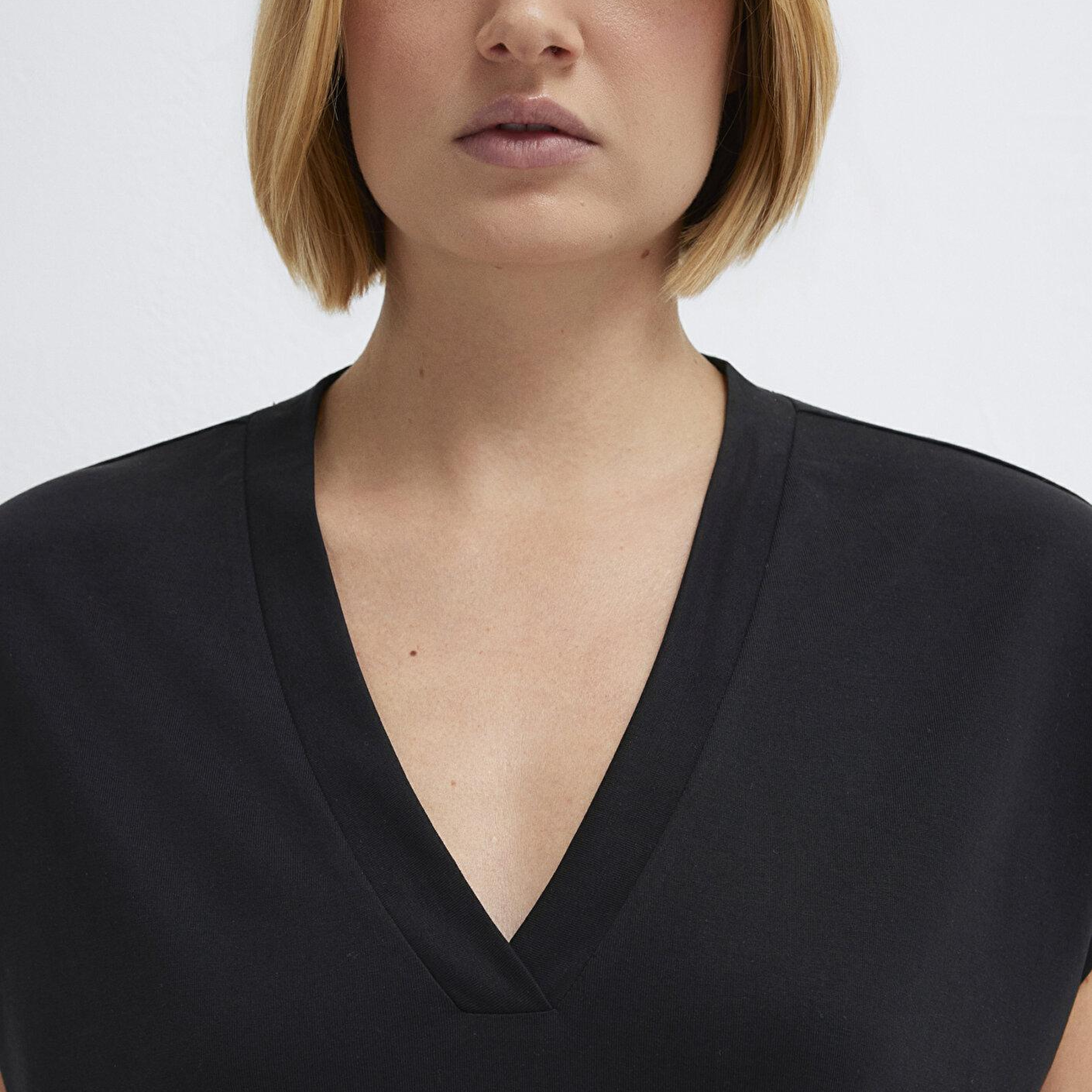 Mavi Soft-Premium Siyah (TENCEL™) Modal Karışımlı V Yaka Tişört Regular Fit / Normal Kesim 1612250-900