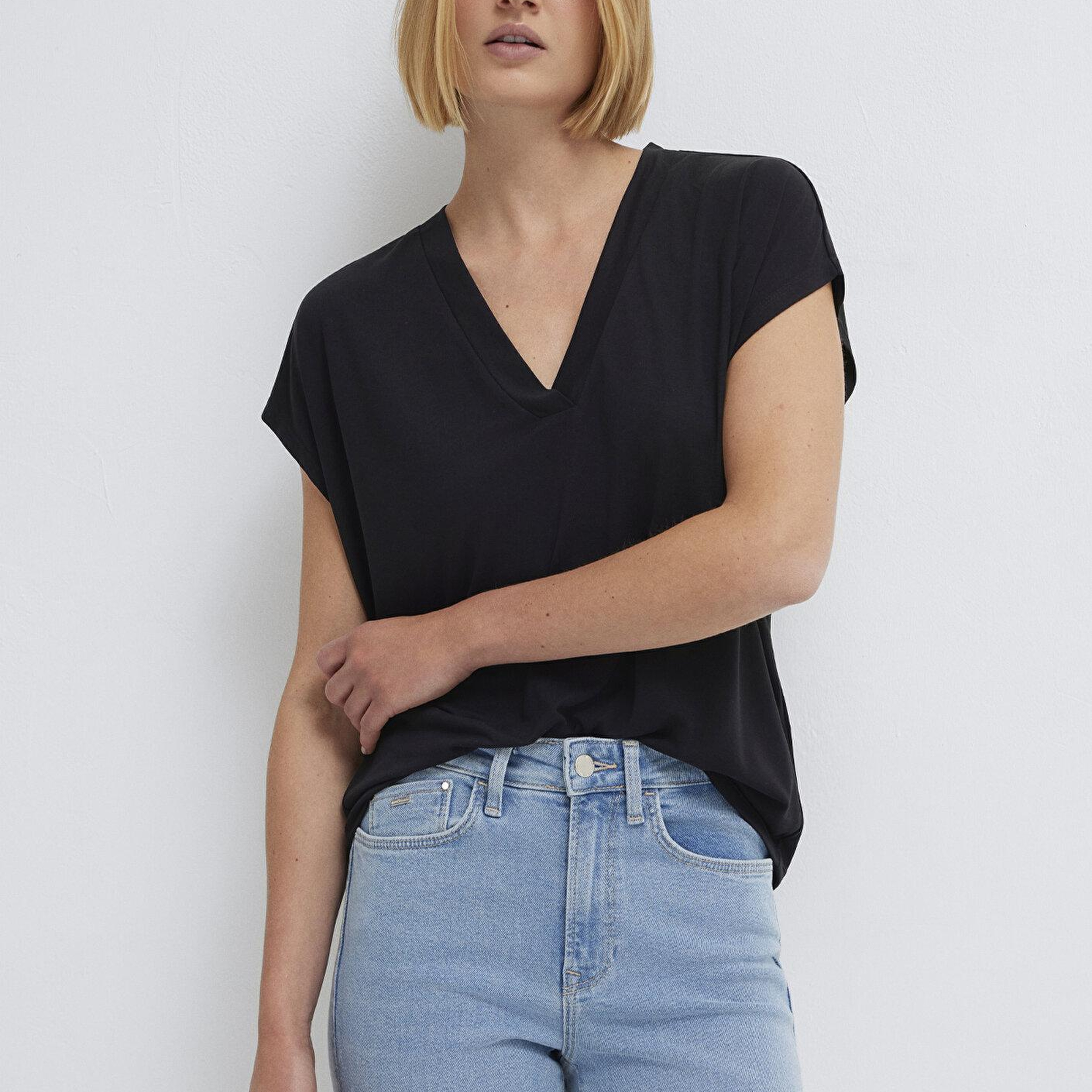 Mavi Soft-Premium Siyah (TENCEL™) Modal Karışımlı V Yaka Tişört Regular Fit / Normal Kesim 1612250-900