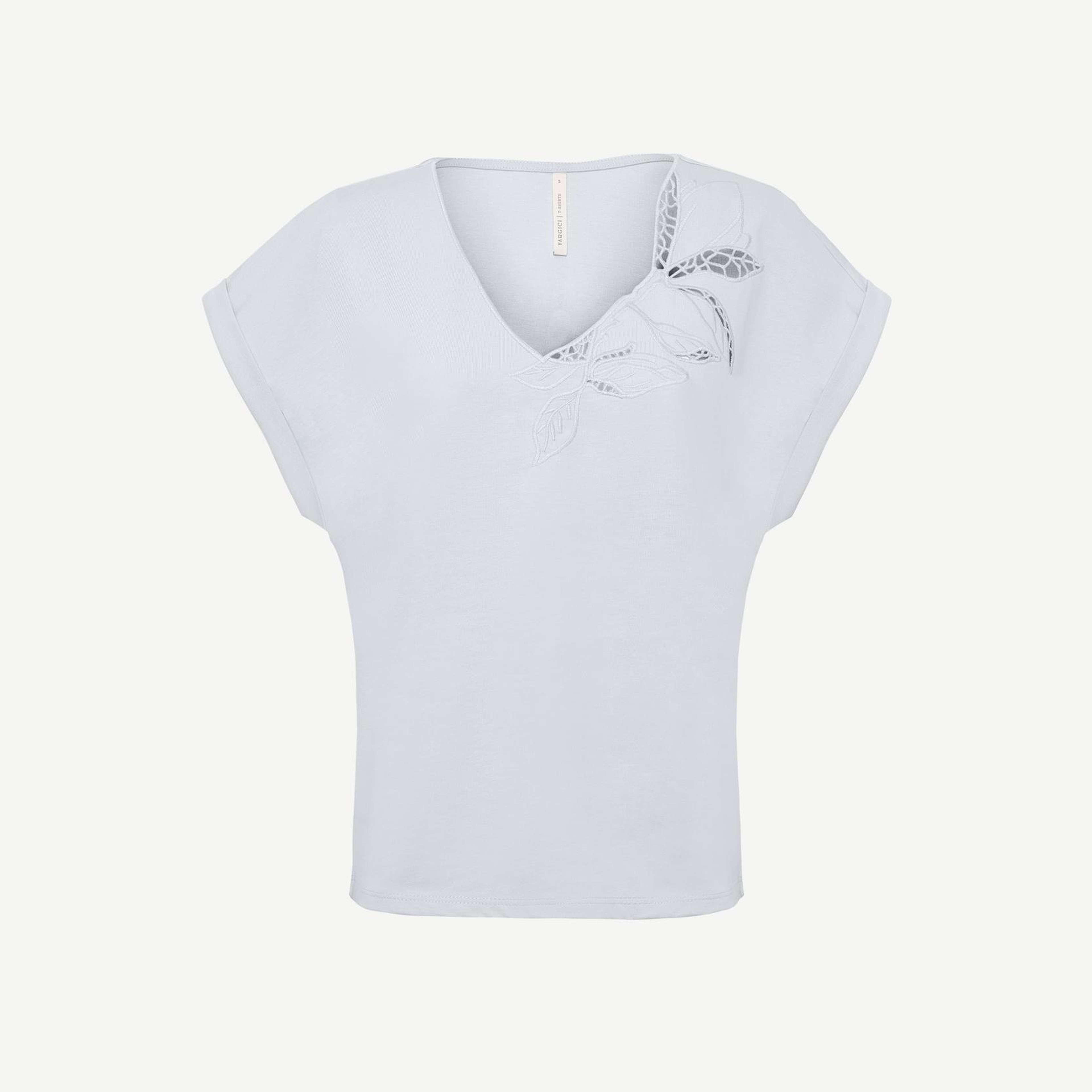 YARGICI Yakası Nakış Detaylı V Yaka Kısa Kollu T-shirt
