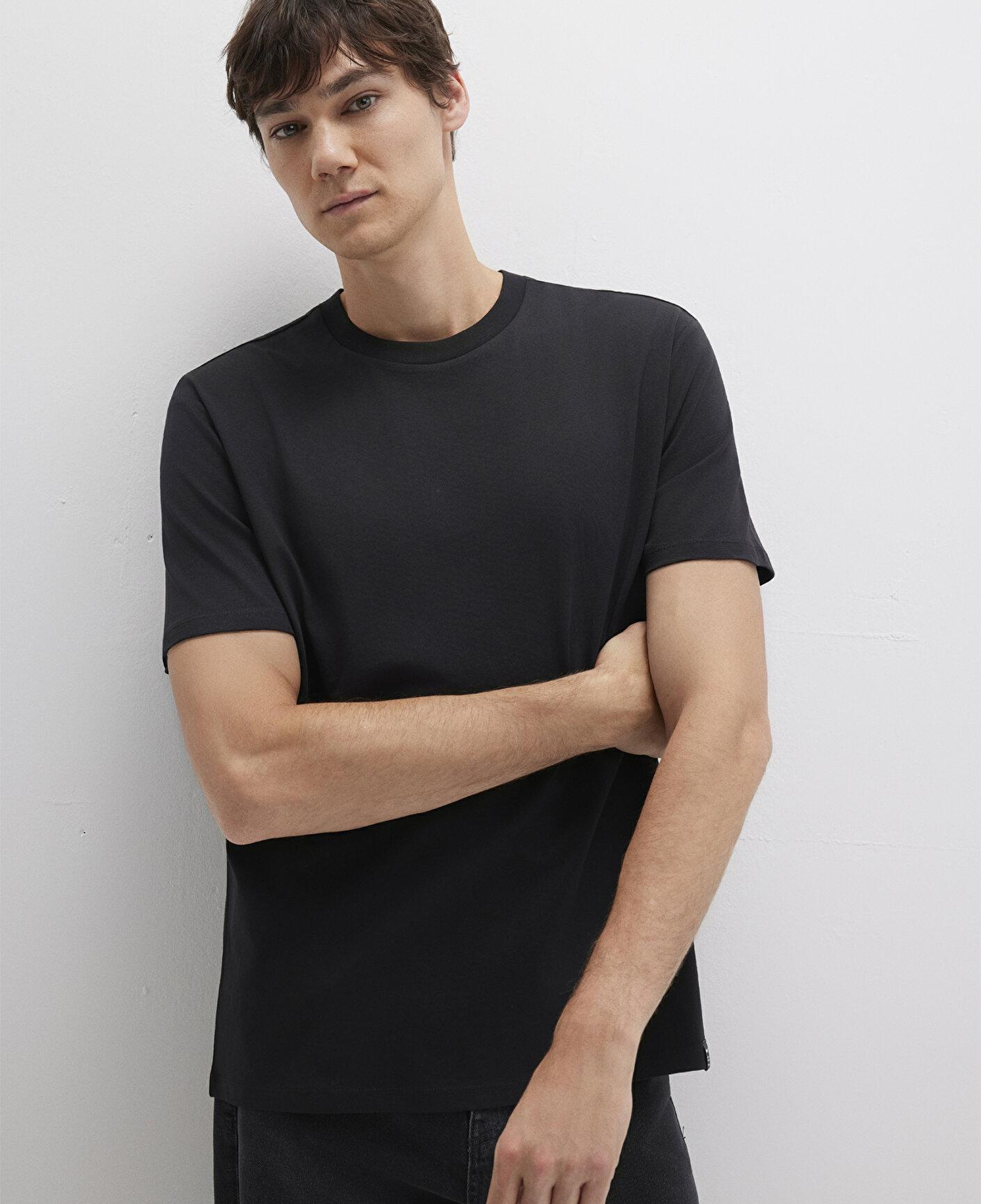 Mavi Etiket Detaylı Siyah Basic Tişört Loose Fit / Bol Rahat Kesim 0611824-900