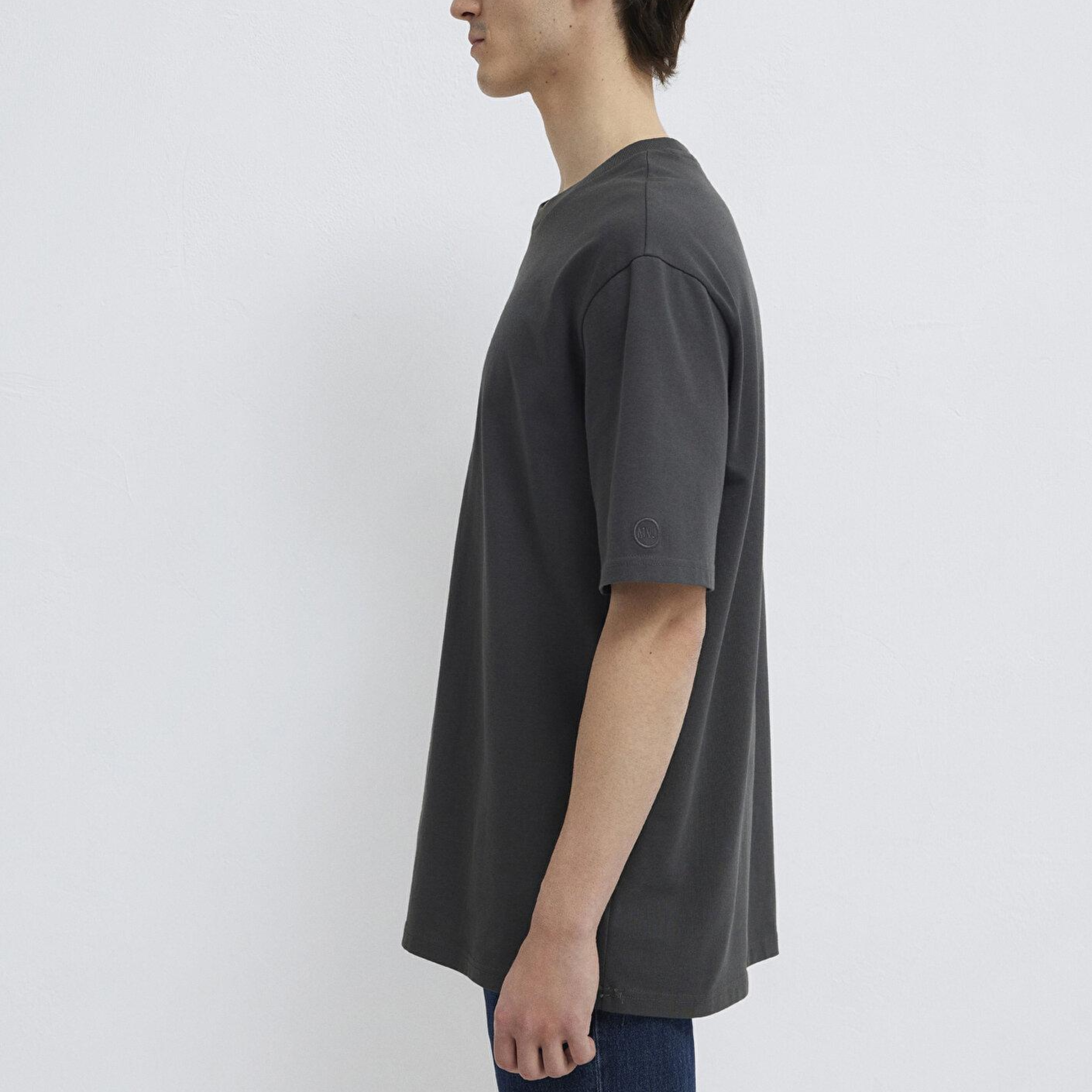 Mavi Logo Kol Detaylı Antrasit Basic Tişört Loose Fit / Bol Rahat Kesim 0611924-70092