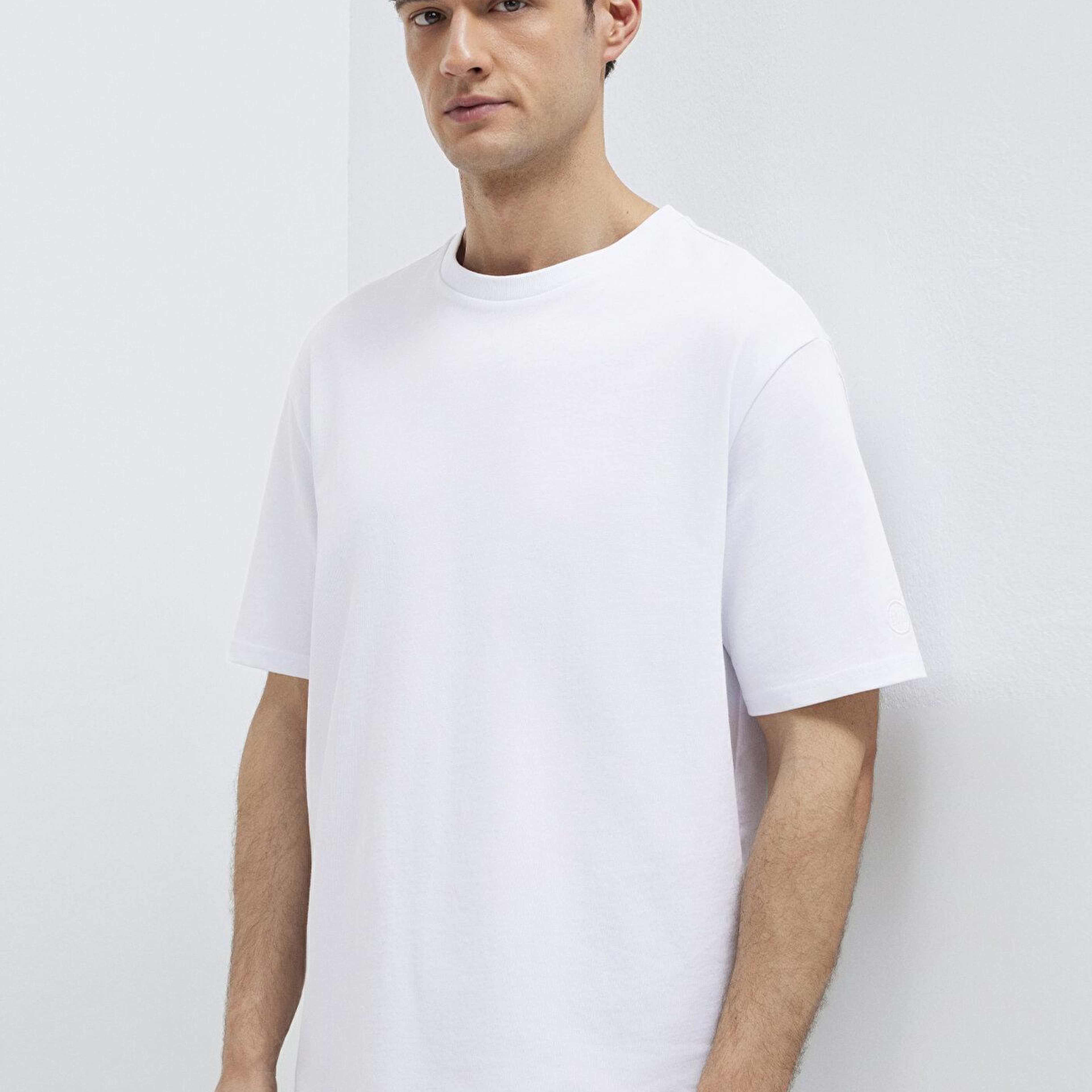 Mavi Logo Kol Detaylı Beyaz Basic Tişört Loose Fit / Bol Rahat Kesim 0611924-620