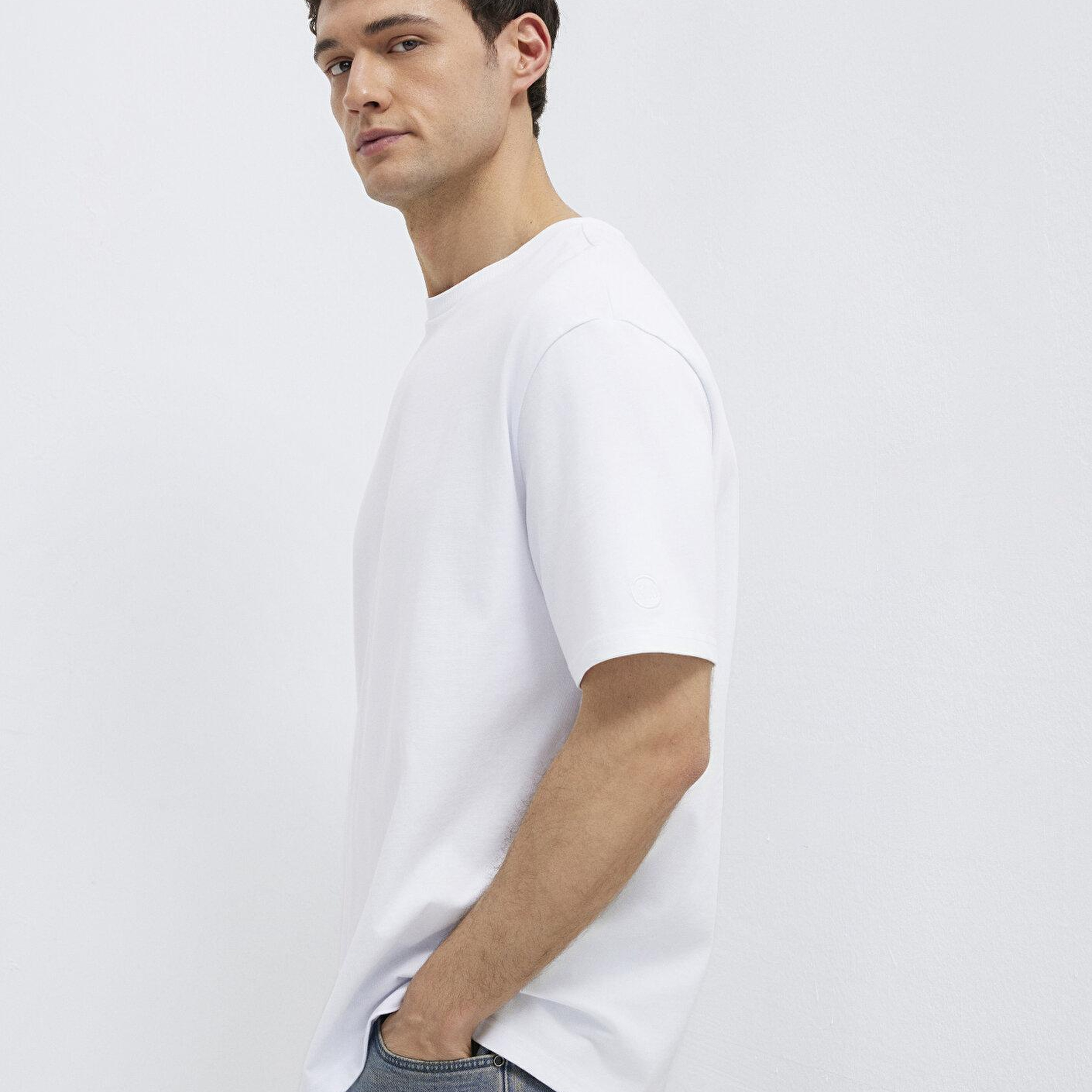 Mavi Logo Kol Detaylı Beyaz Basic Tişört Loose Fit / Bol Rahat Kesim 0611924-620