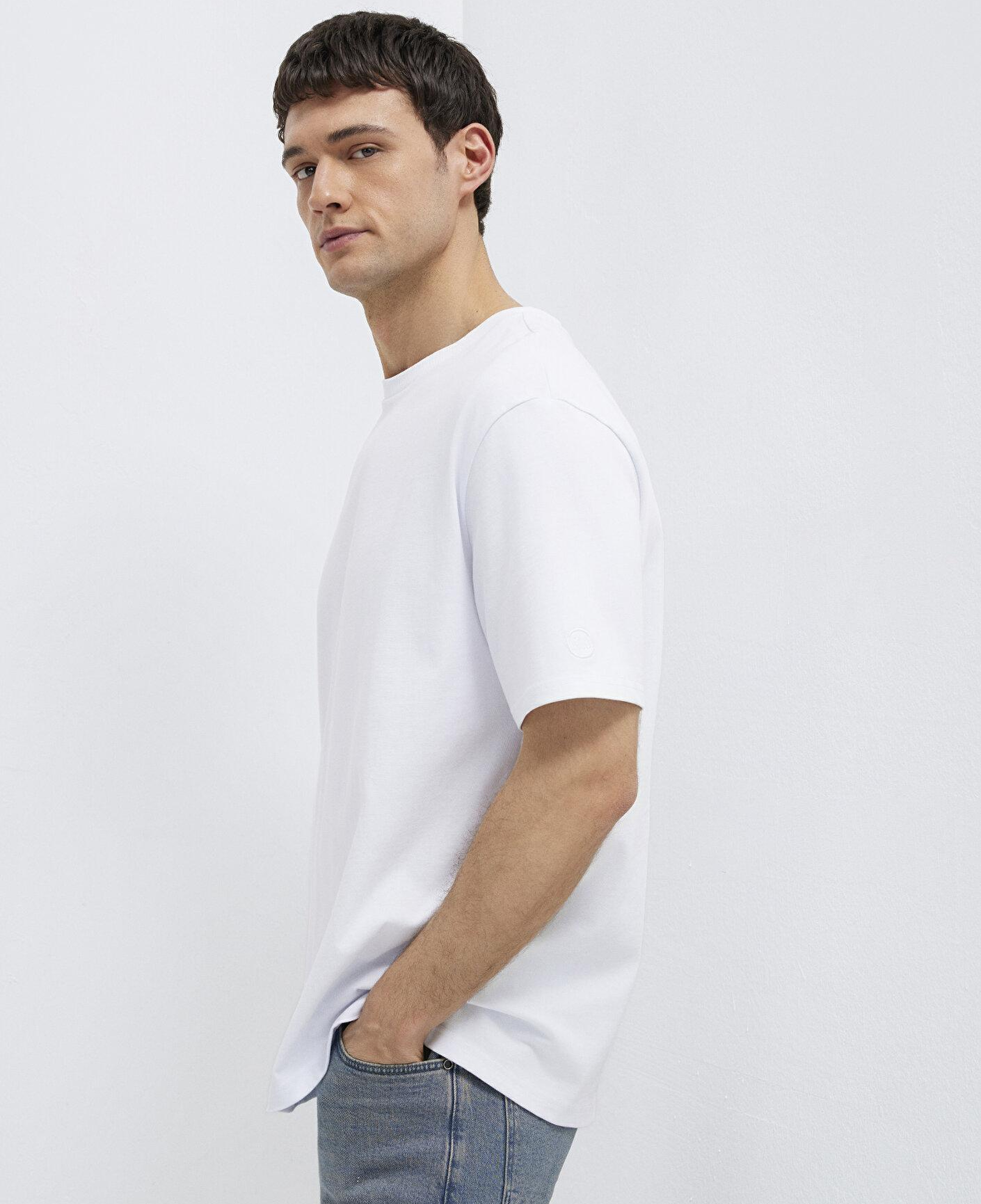 Mavi Logo Kol Detaylı Beyaz Basic Tişört Loose Fit / Bol Rahat Kesim 0611924-620