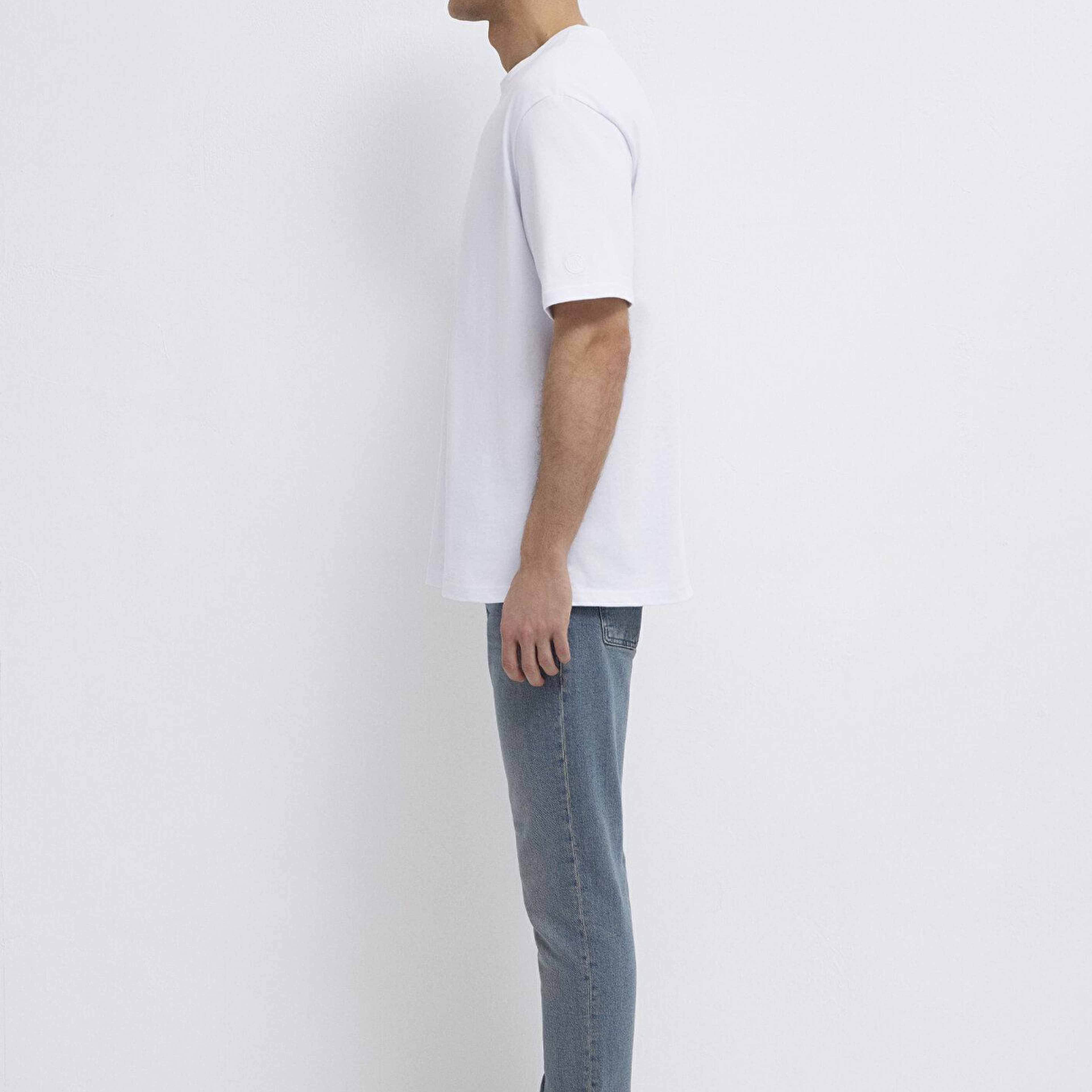 Mavi Logo Kol Detaylı Beyaz Basic Tişört Loose Fit / Bol Rahat Kesim 0611924-620