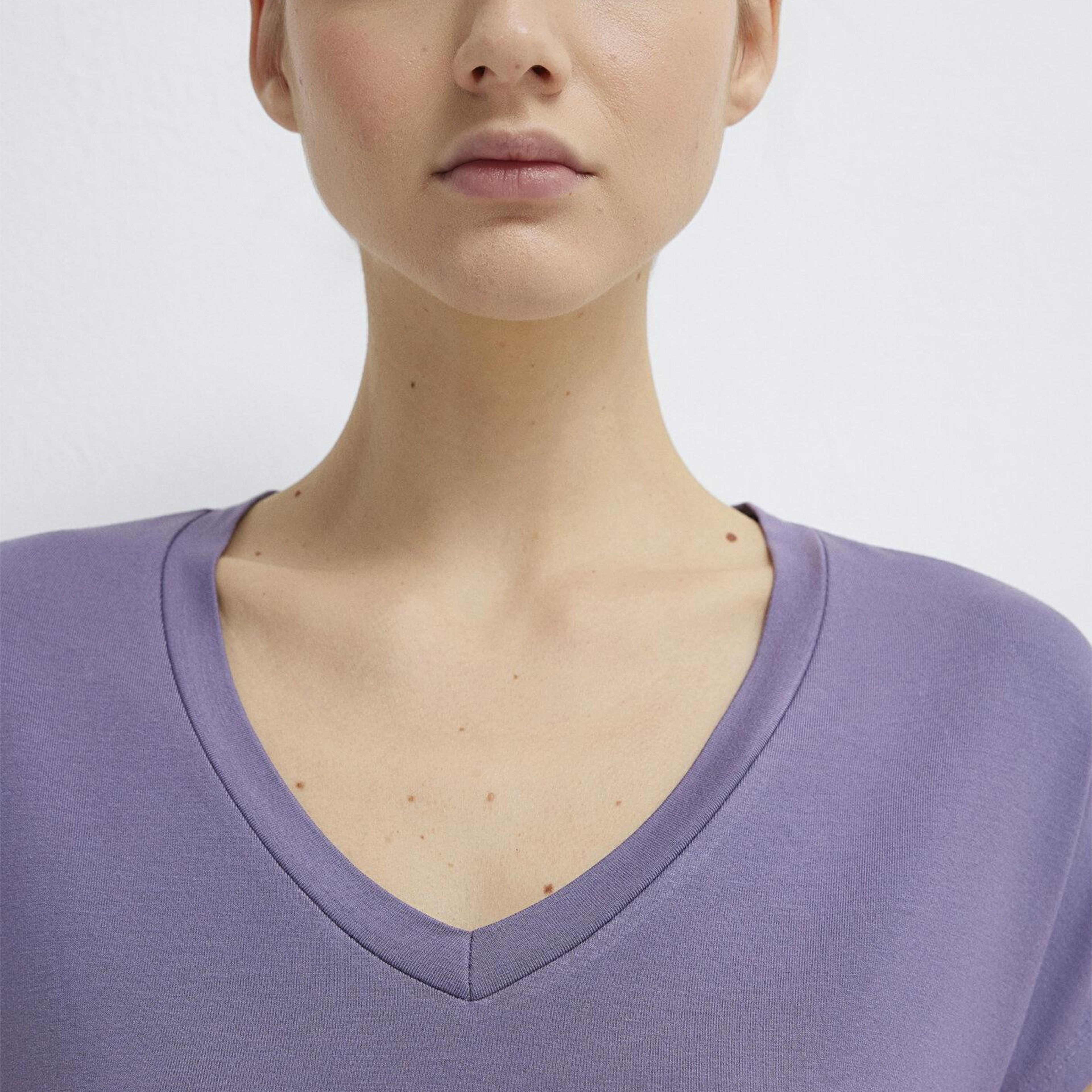 Mavi V Yaka Mor Basic Viskoz Tişört Regular Fit / Normal Kesim 167714-70608