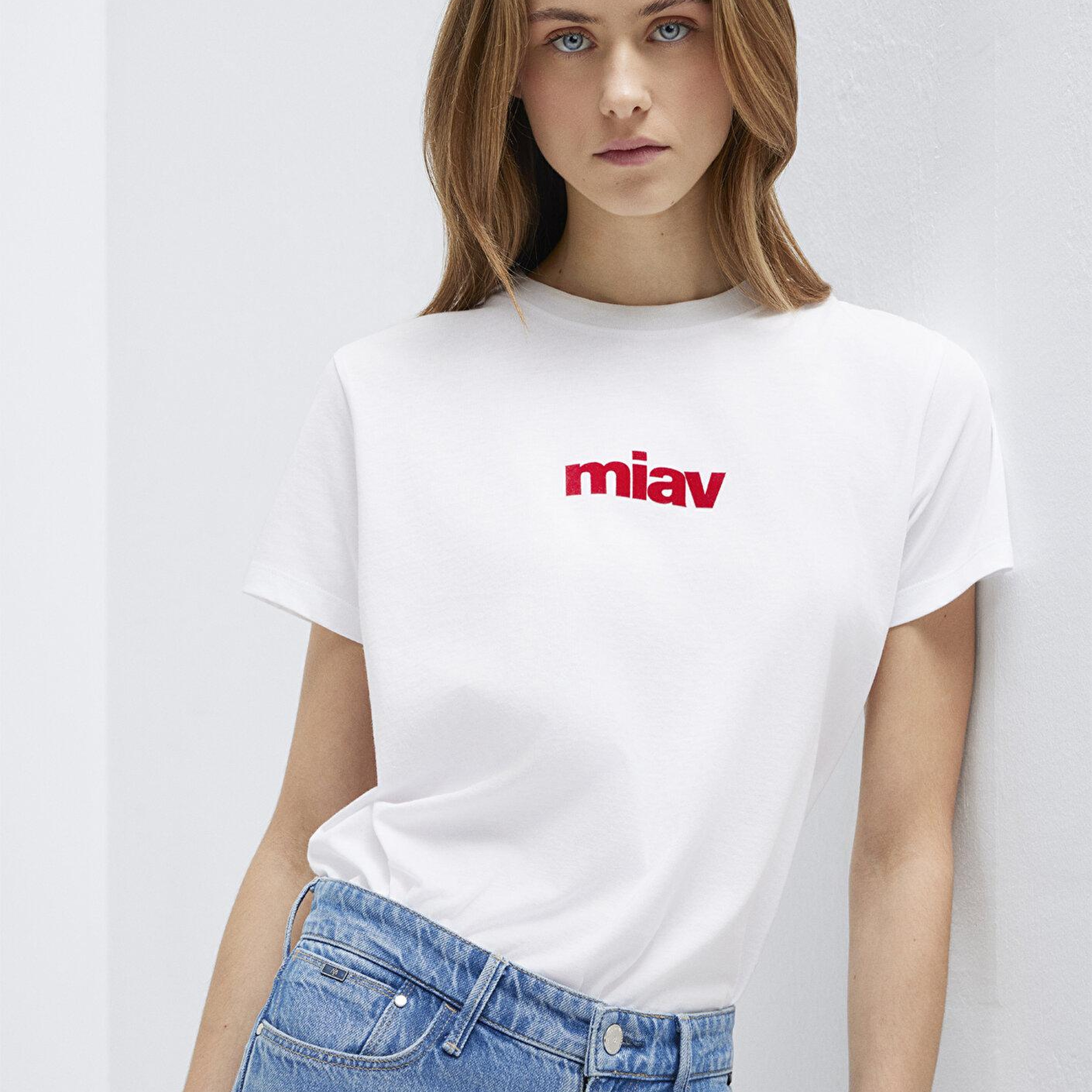 Mavi Kırmızı Miav Baskılı Beyaz Tişört Regular Fit / Normal Kesim 1610622-86417