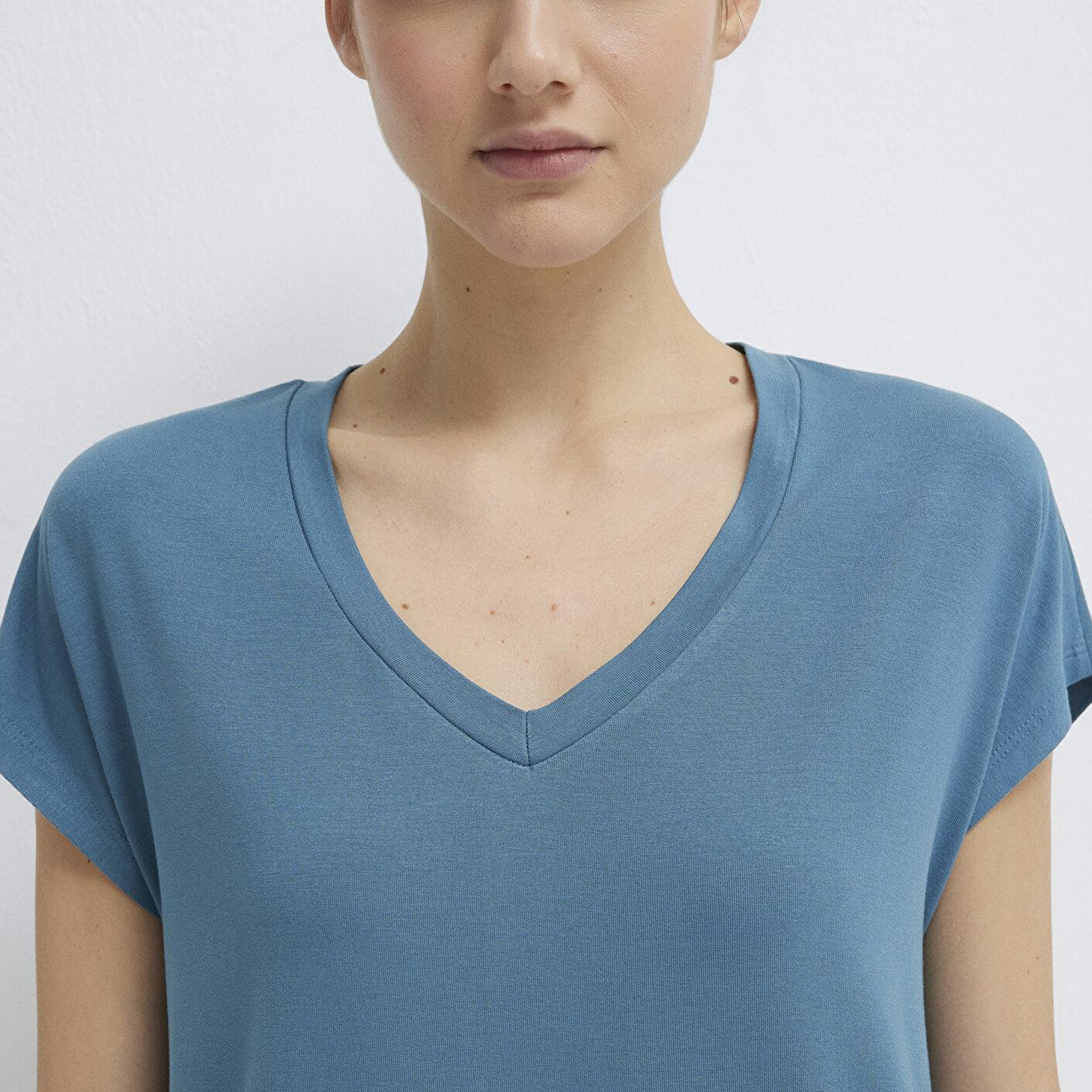 Mavi V Yaka Mavi Basic Viskoz Tişört Regular Fit / Normal Kesim 167714-70753