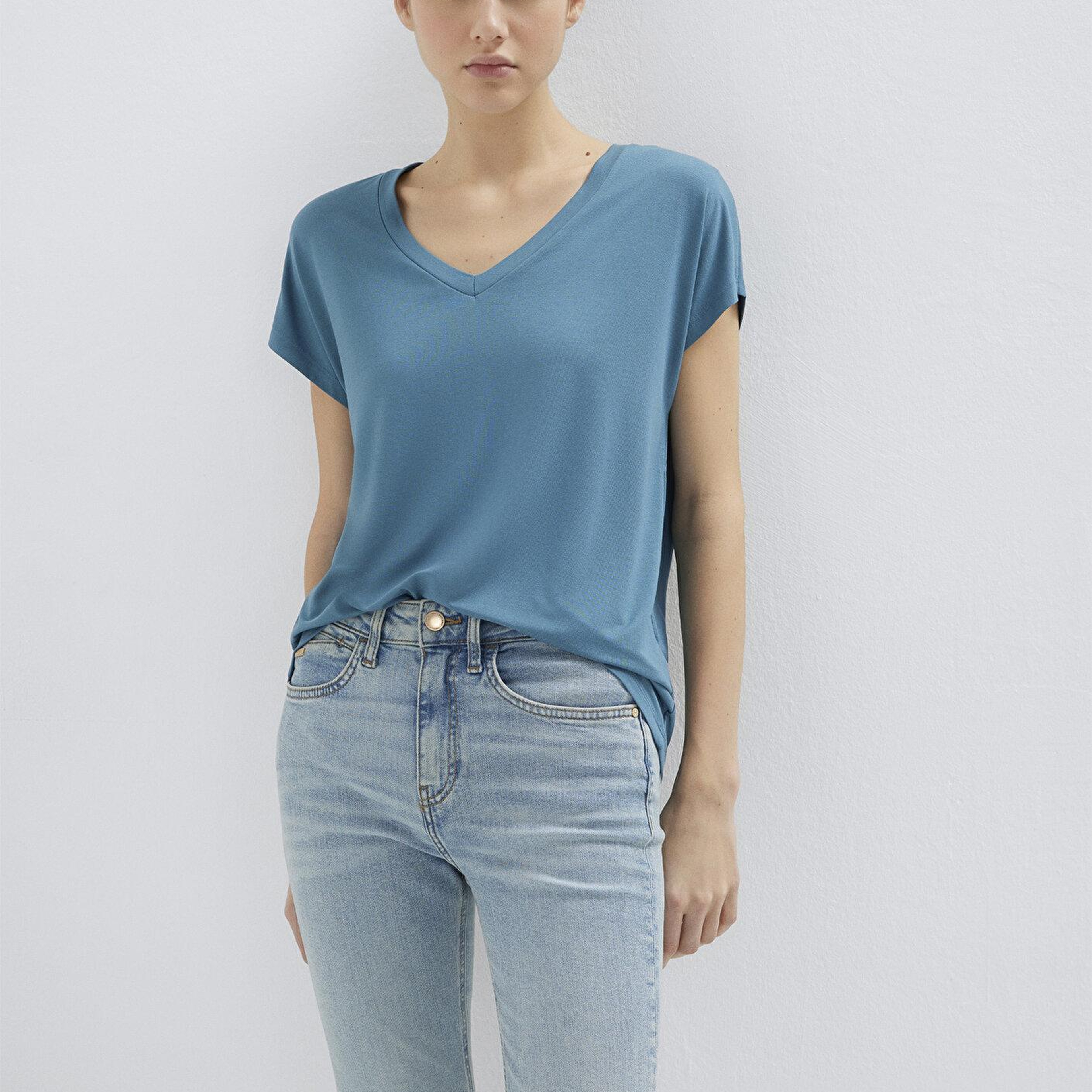 Mavi V Yaka Mavi Basic Viskoz Tişört Regular Fit / Normal Kesim 167714-70753