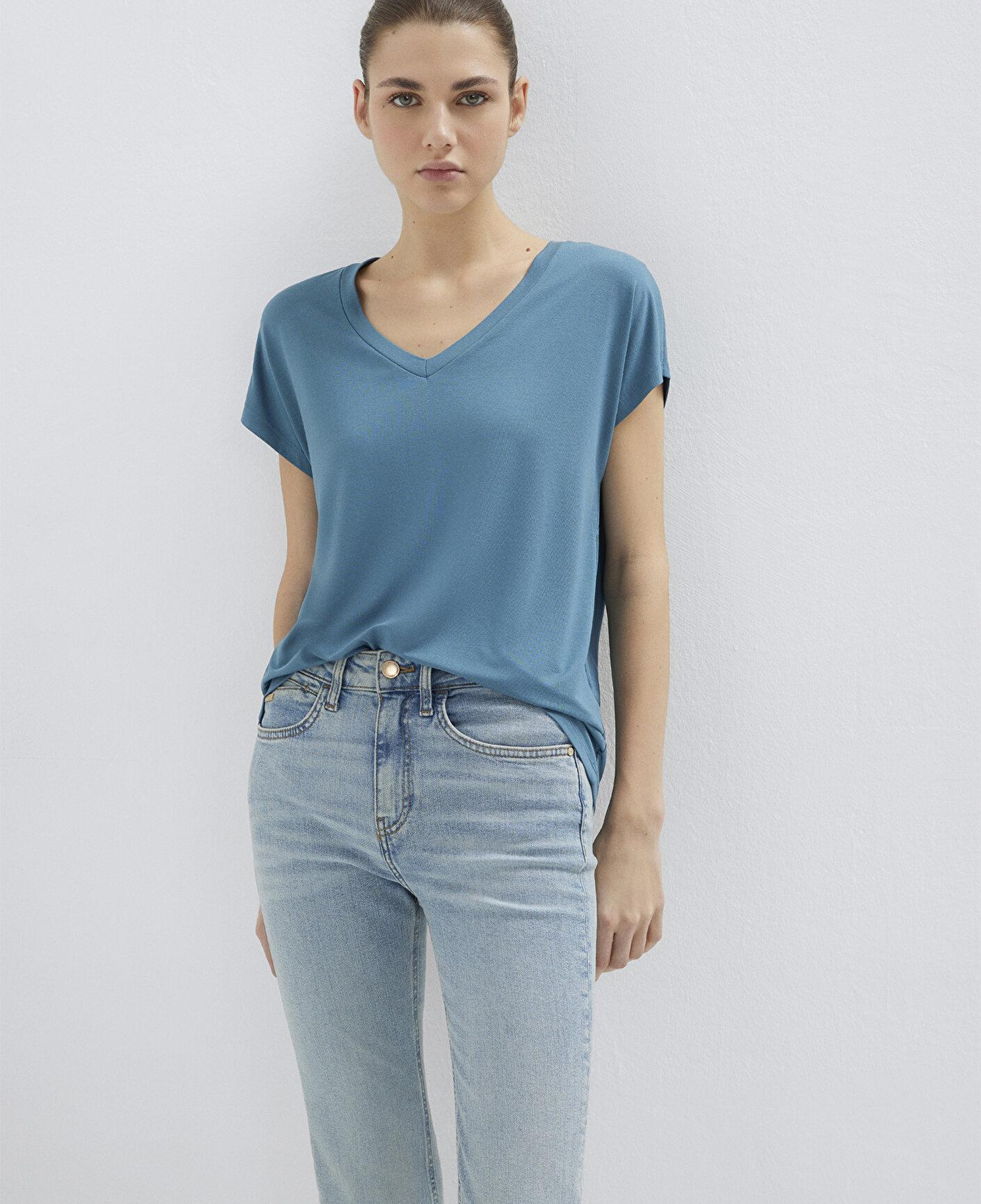 Mavi V Yaka Mavi Basic Viskoz Tişört Regular Fit / Normal Kesim 167714-70753