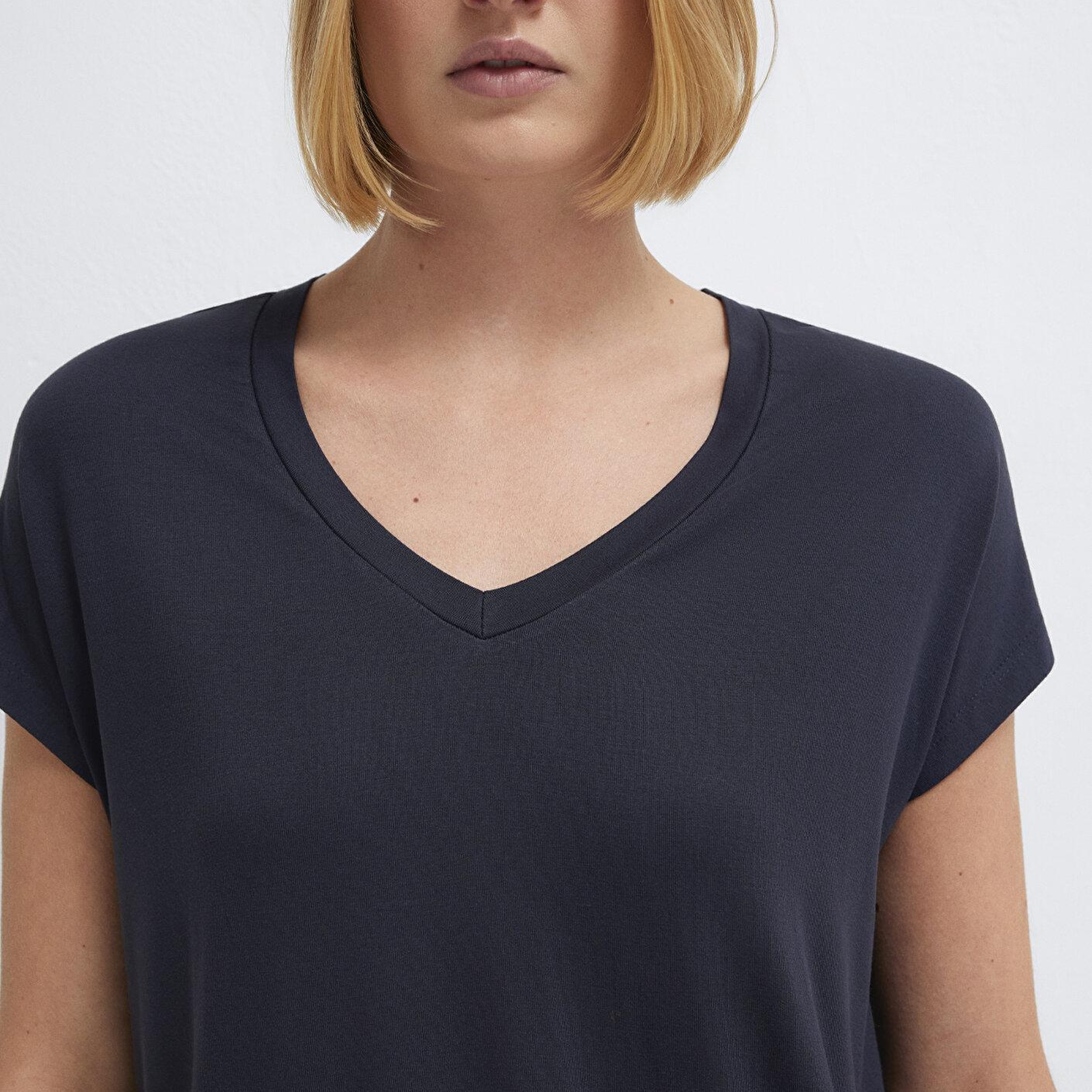 Mavi V Yaka Lacivert Basic Viskoz Tişört Regular Fit / Normal Kesim 167714-85315