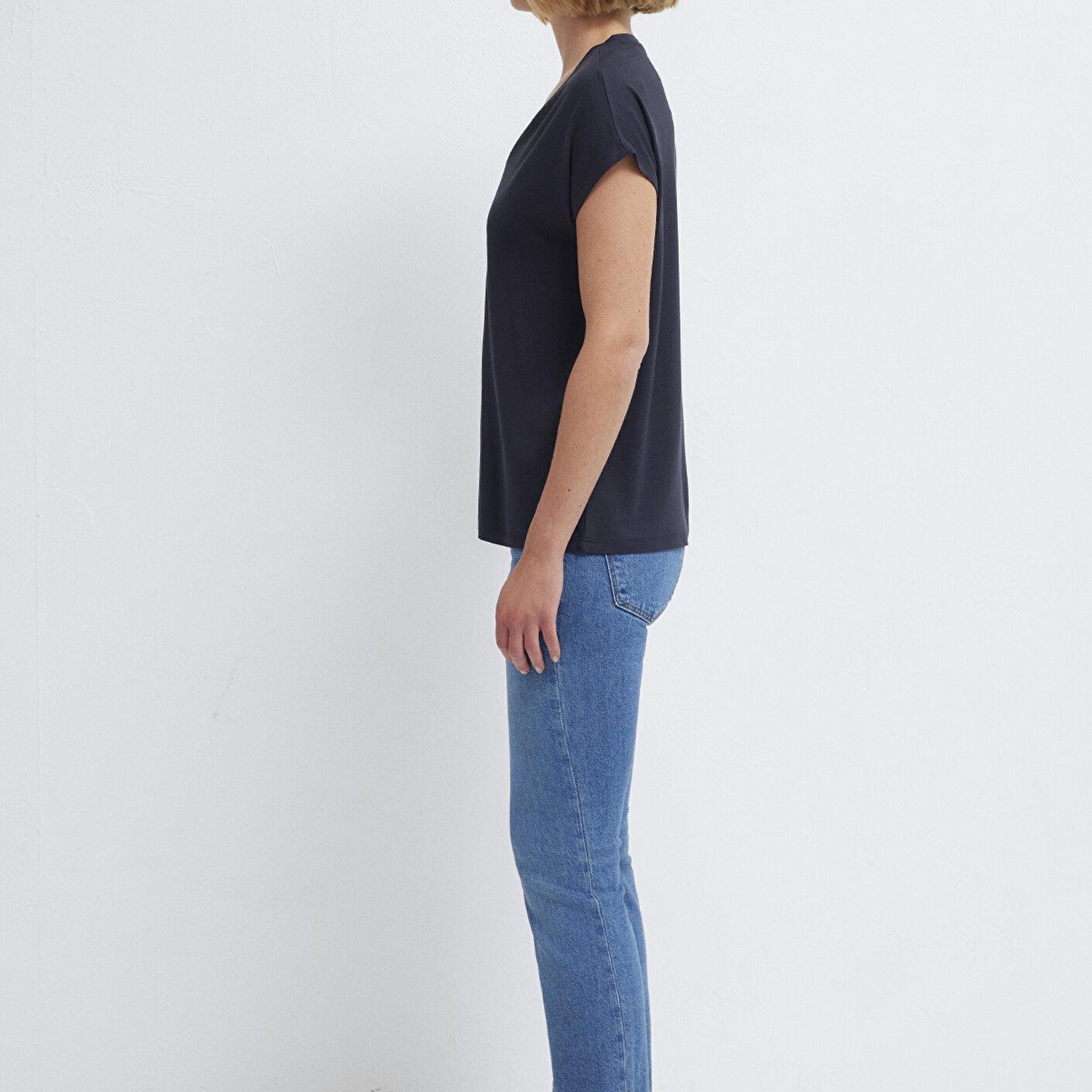 Mavi V Yaka Lacivert Basic Viskoz Tişört Regular Fit / Normal Kesim 167714-85315