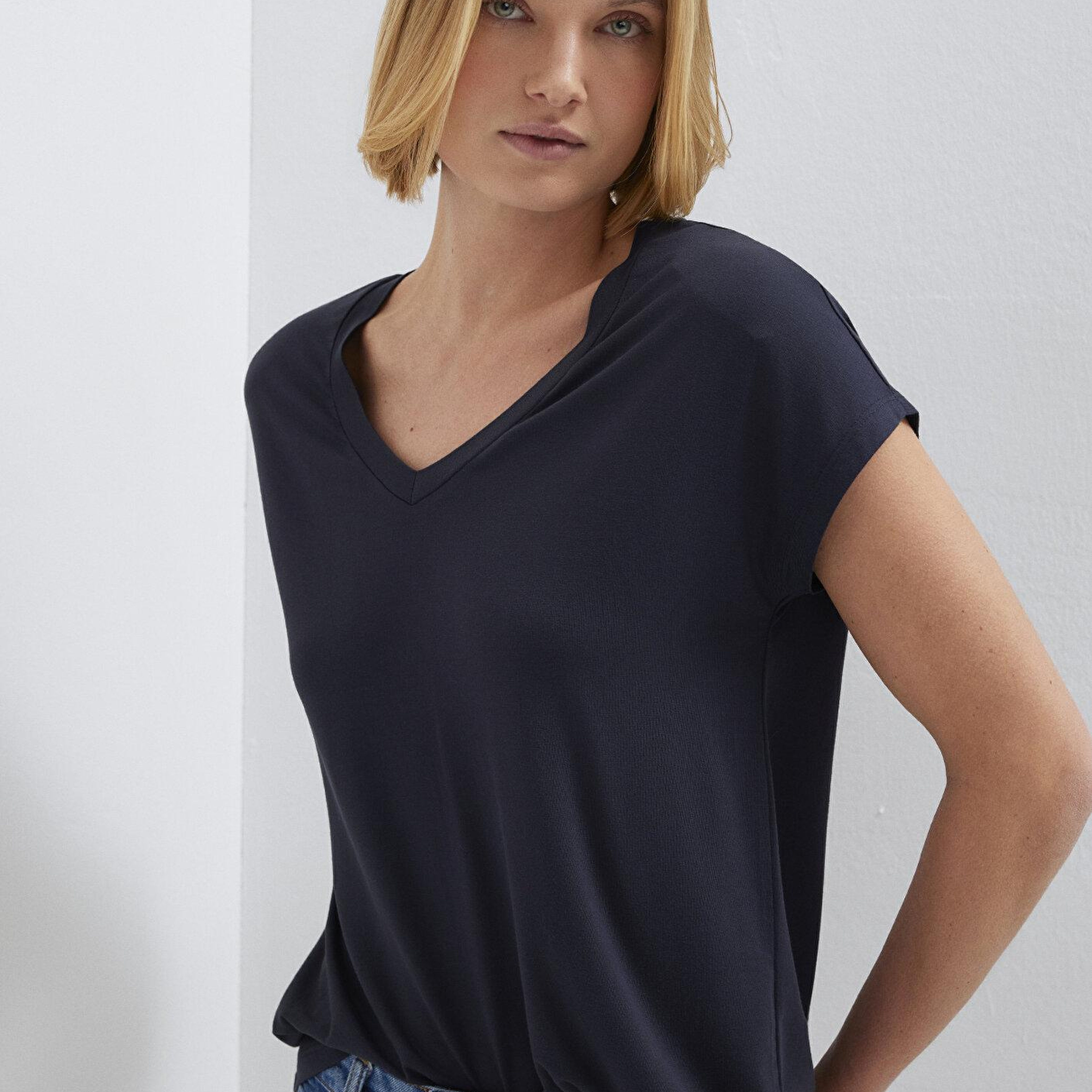 Mavi V Yaka Lacivert Basic Viskoz Tişört Regular Fit / Normal Kesim 167714-85315