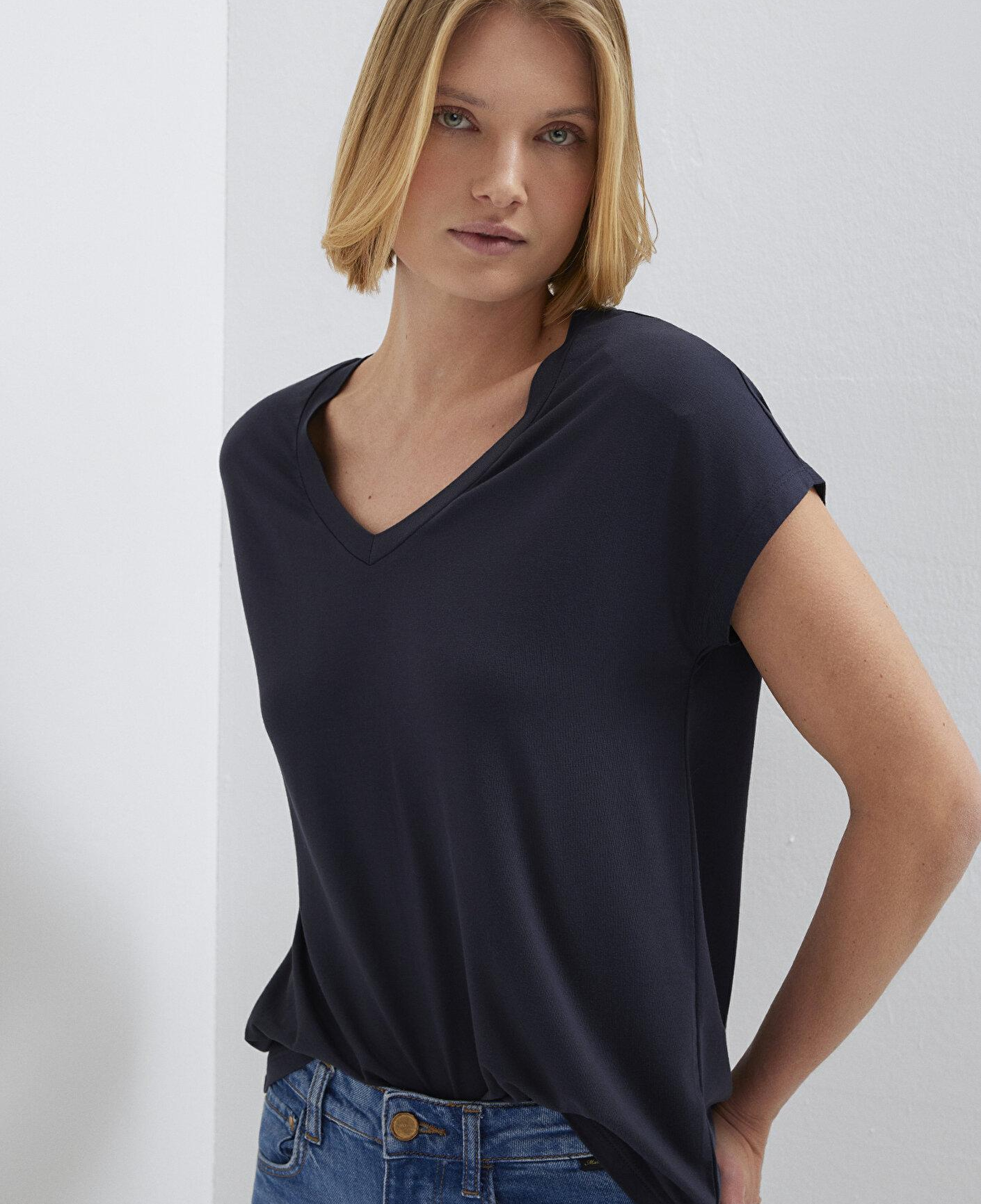 Mavi V Yaka Lacivert Basic Viskoz Tişört Regular Fit / Normal Kesim 167714-85315