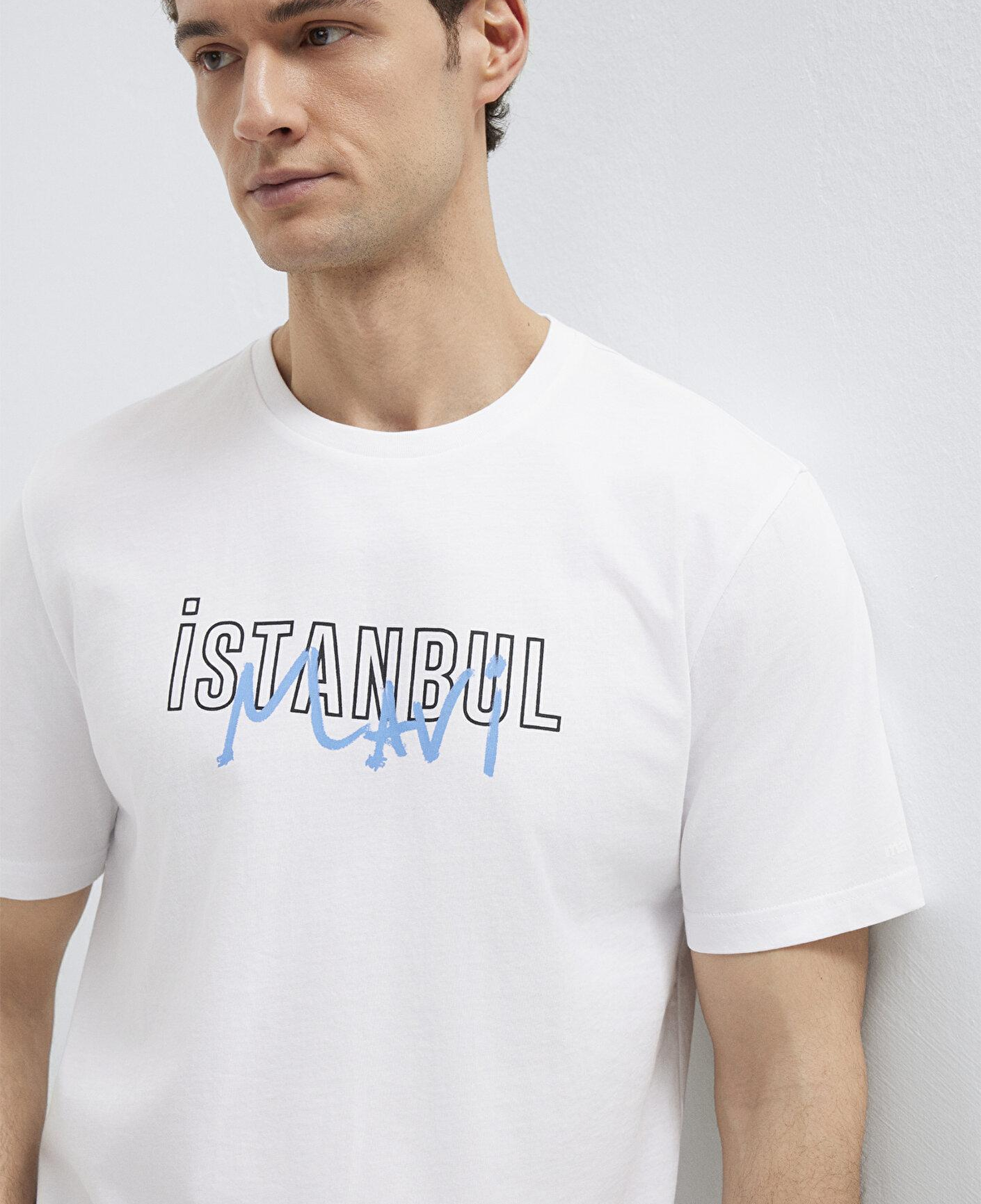 Mavi İstanbul Baskılı Beyaz Tişört Regular Fit / Normal Kesim 067114-620