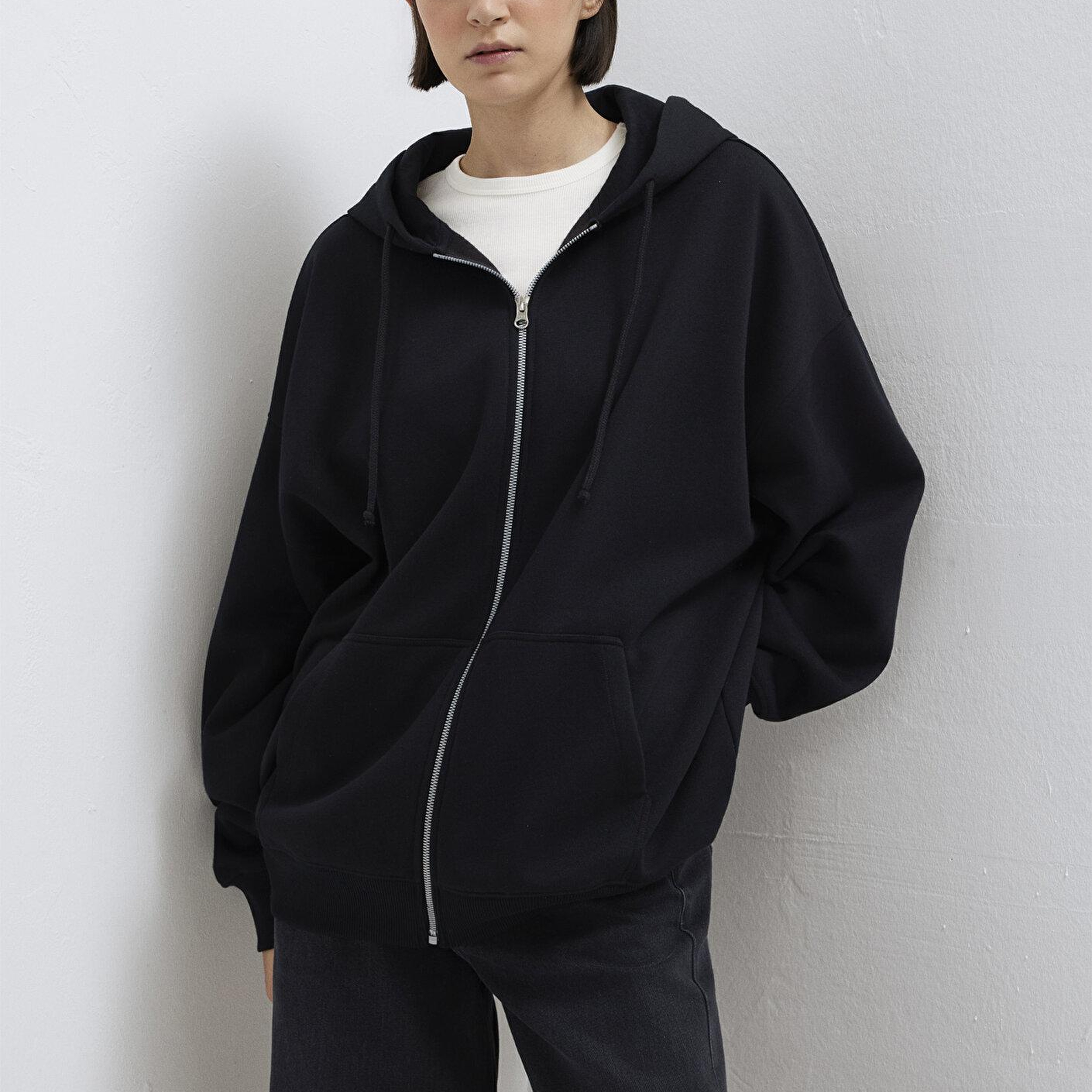 Mavi Kapüşonlu Fermuarlı Siyah Sweatshirt 1610221-900