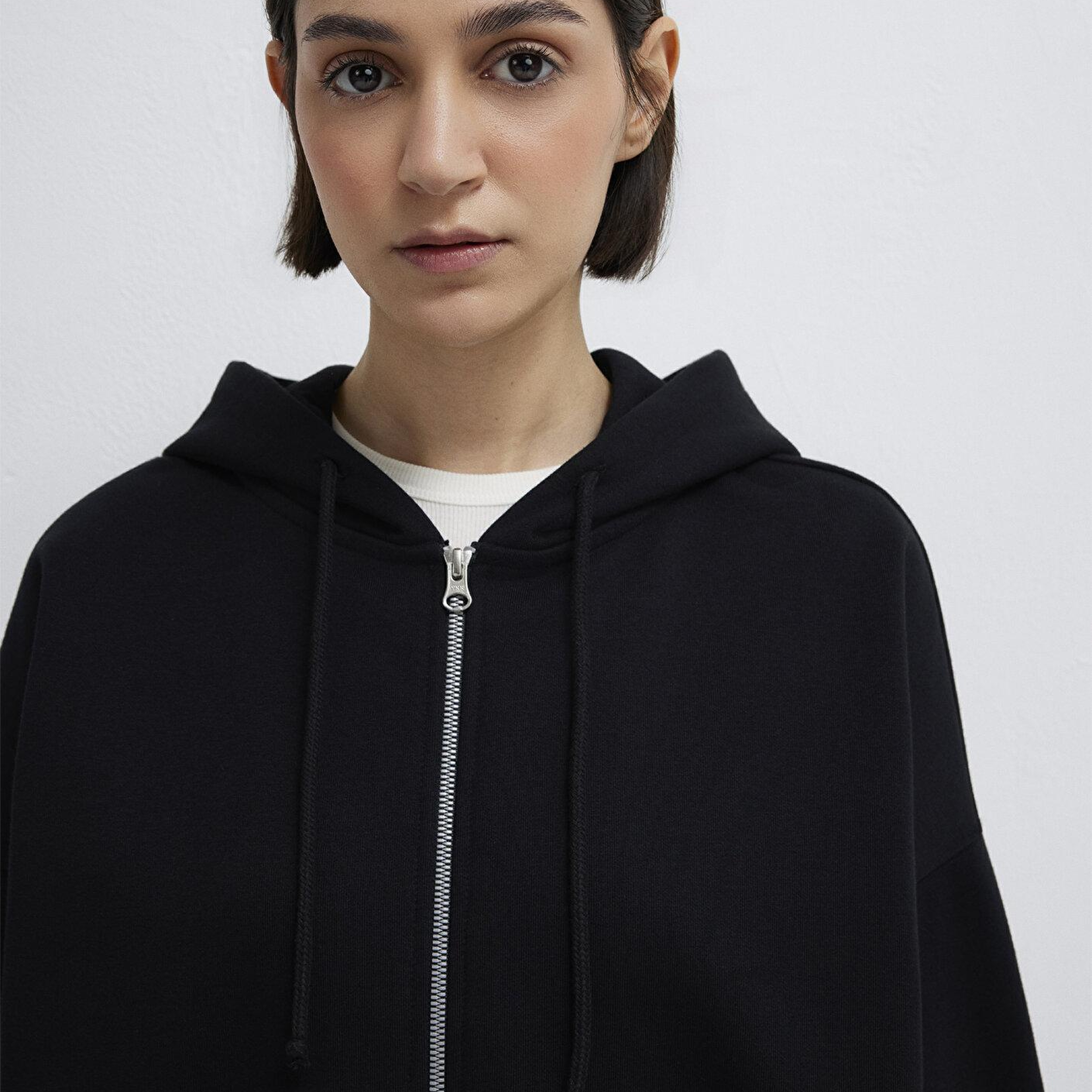 Mavi Kapüşonlu Fermuarlı Siyah Sweatshirt 1610221-900